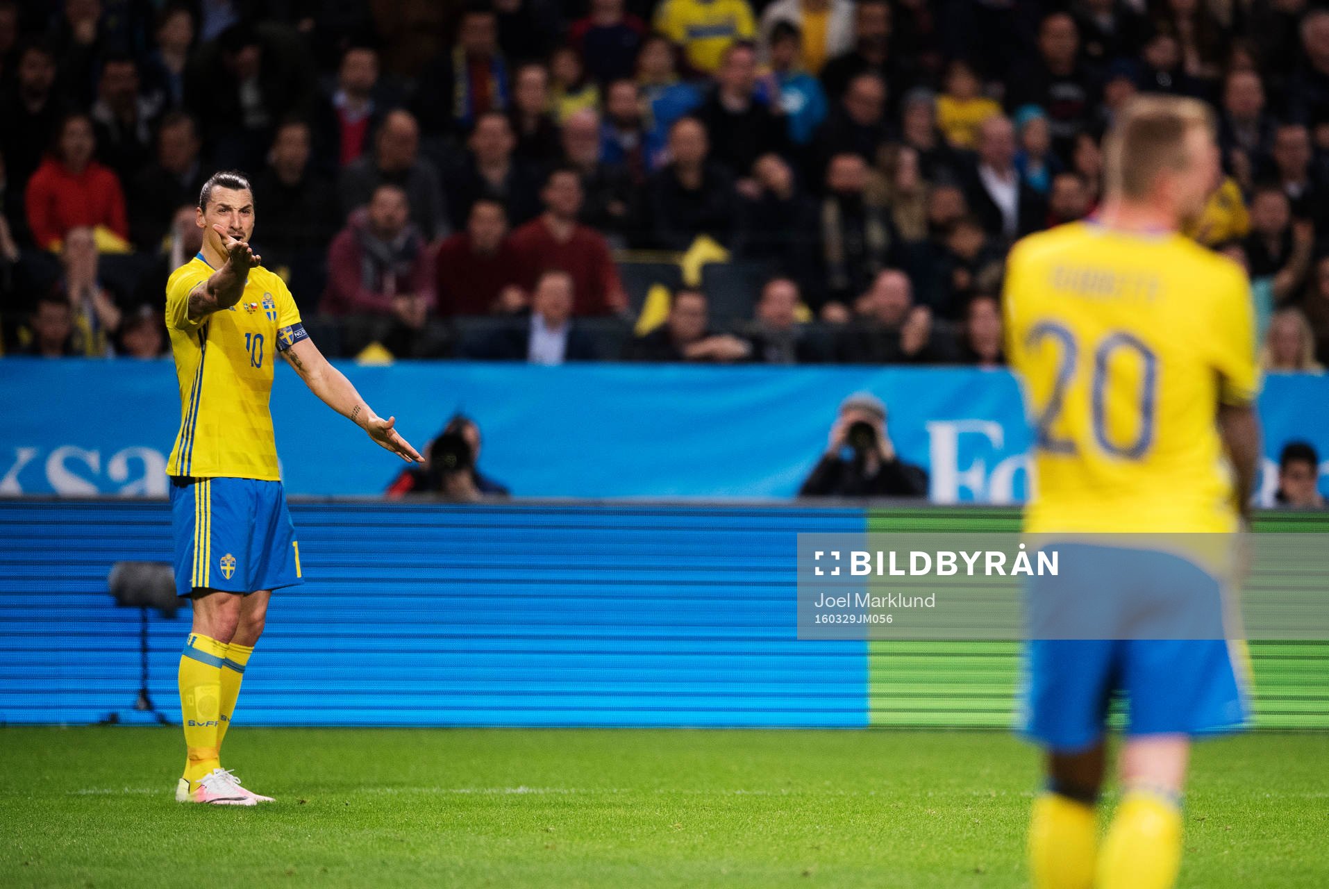 Sveriges Zlatan Ibrahimovic gestikulerar mot John Guidetti efter en missad målchans under fotbollsmatchen mellan Sverige och Tjeckien den 29 mars i Stockholm.