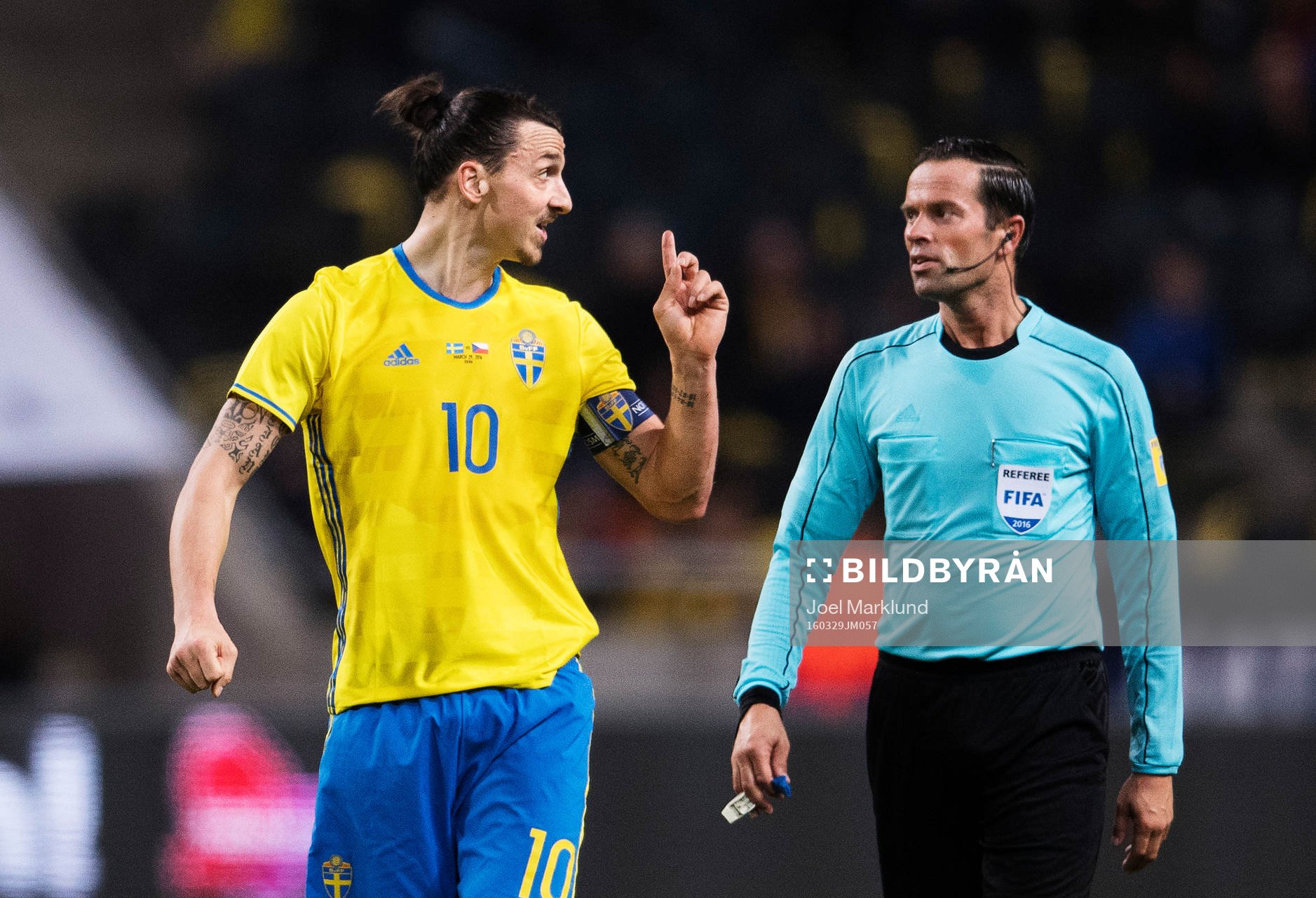 Sveriges Zlatan Ibrahimovic gestikulerar mot domaren Bas Nijhus under fotbollsmatchen mellan Sverige och Tjeckien den 29 mars i Stockholm.