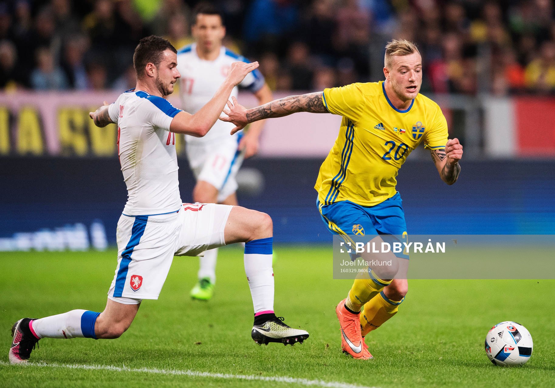 Tjeckiens Daniel Pudil utmanas av Sveriges John Guidetti