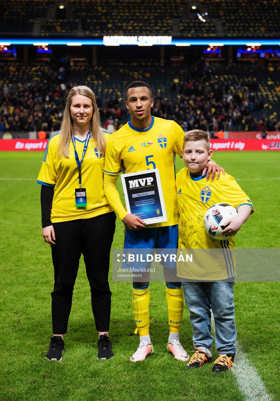 Lovisa Hedin (t v) från Supporterklubben och Johan