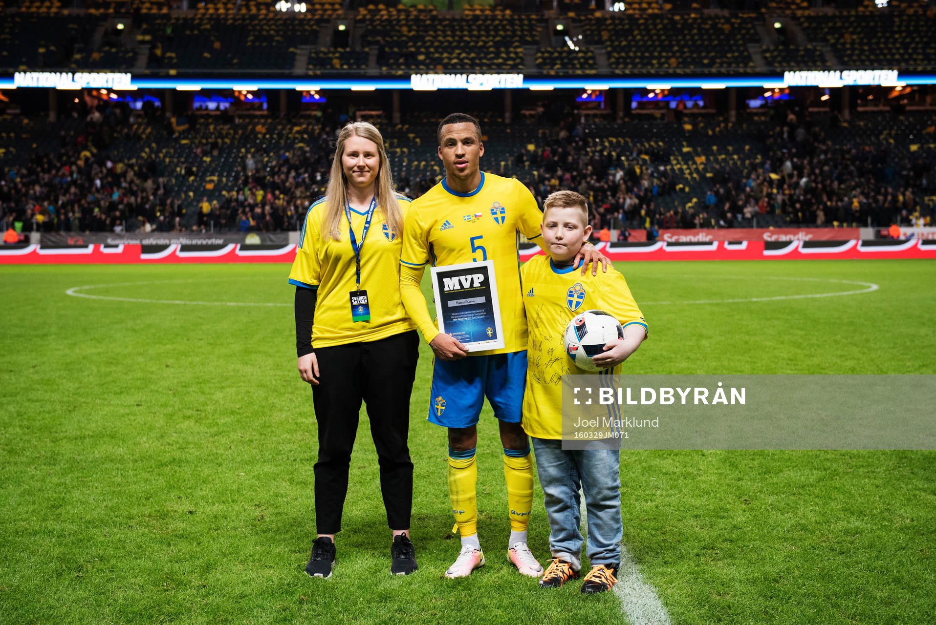 Lovisa Hedin (t v) från Supporterklubben och Johan