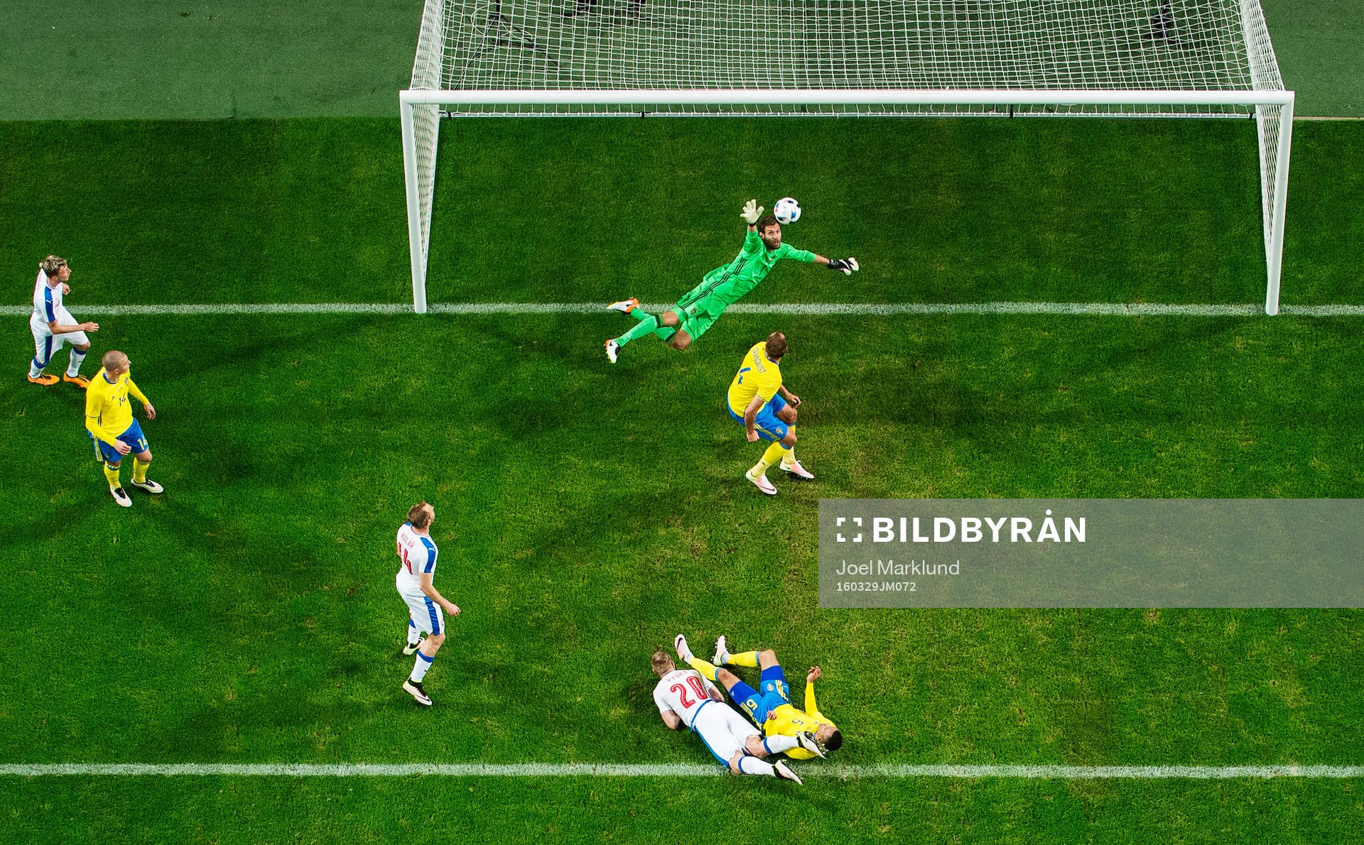 Tjeckiens Matej Vydra gör 1-1 bakom Sveriges målvakt