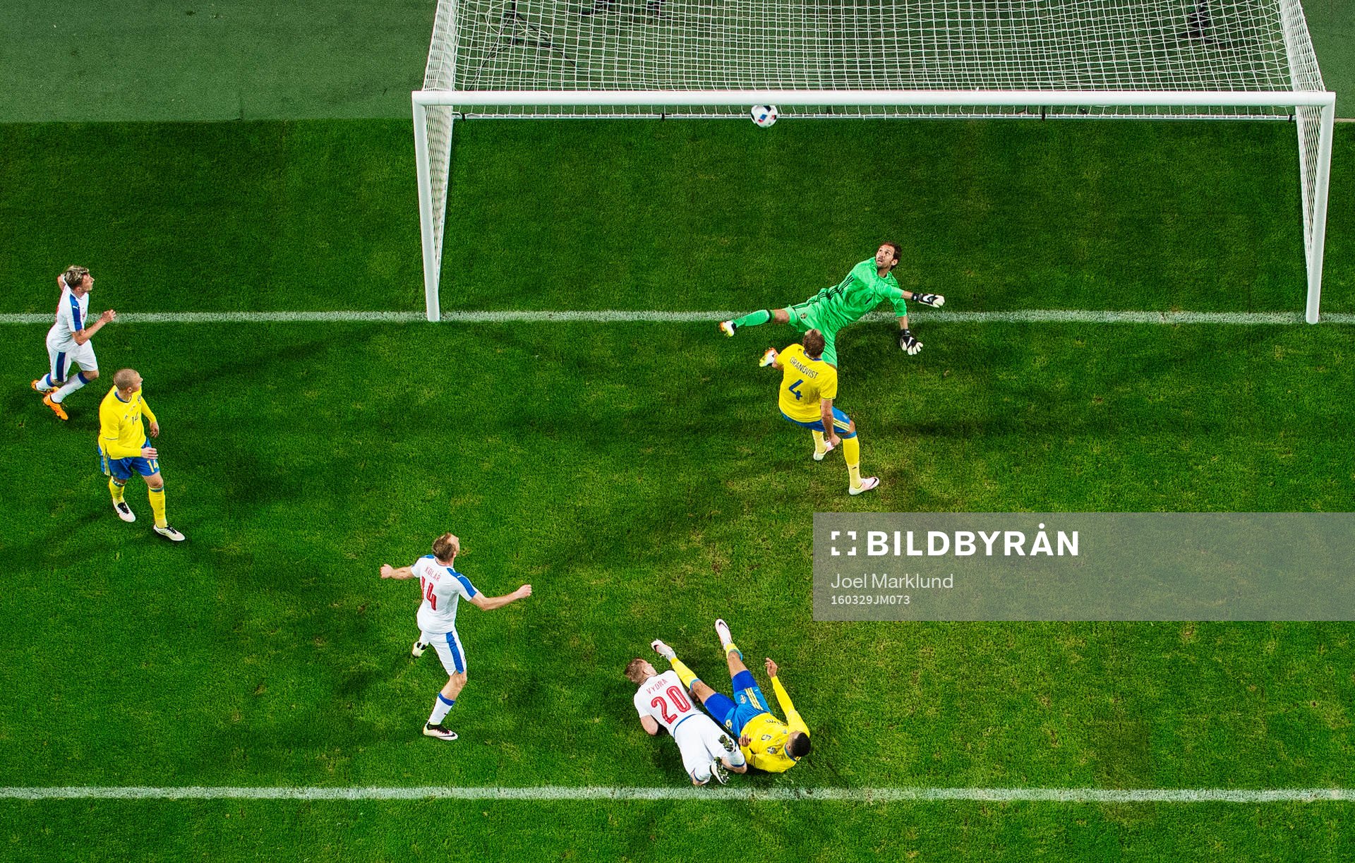 Tjeckiens Matej Vydra gör 1-1 bakom Sveriges målvakt Andreas Isaksson under fotbollsmatchen mellan Sverige och Tjeckien den 29 mars i Stockholm.