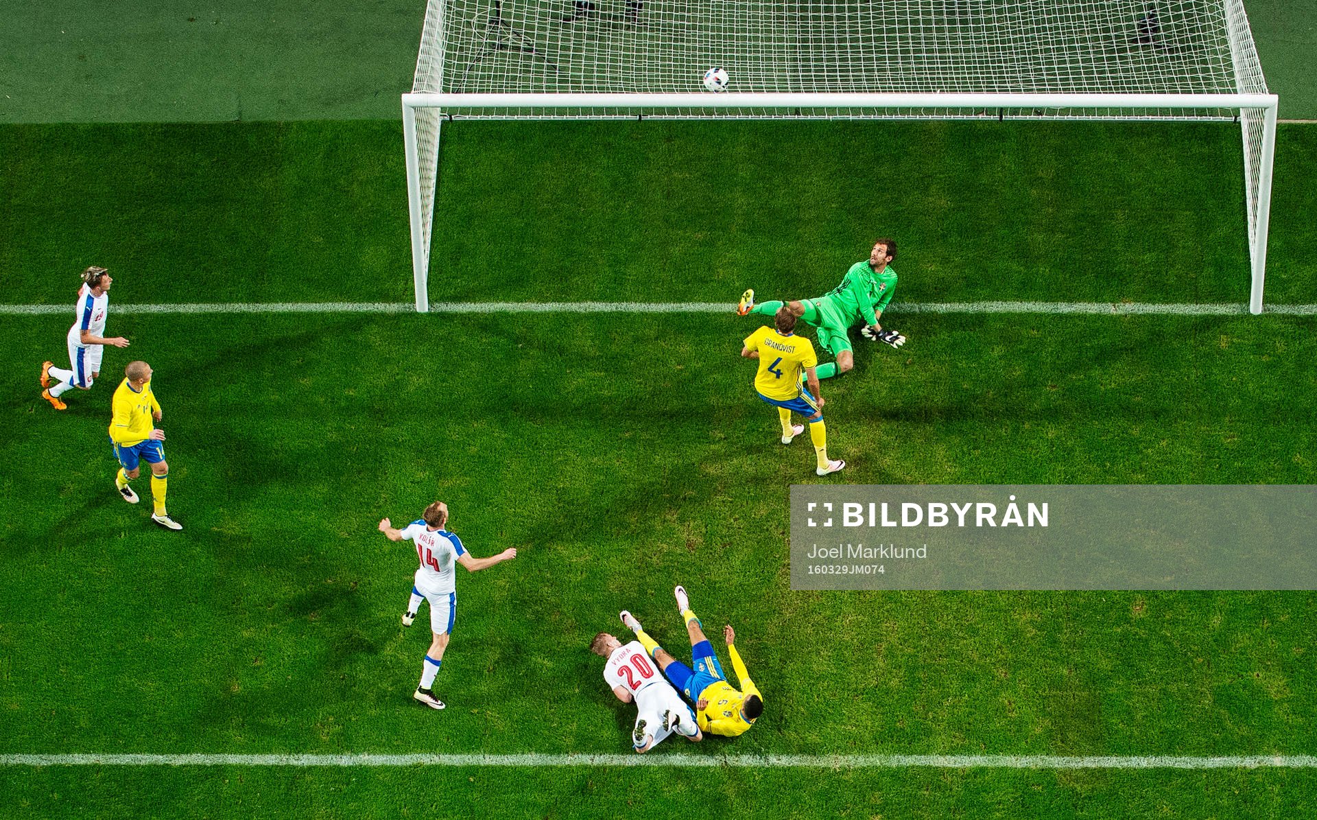 Tjeckiens Matej Vydra gör 1-1 bakom Sveriges målvakt