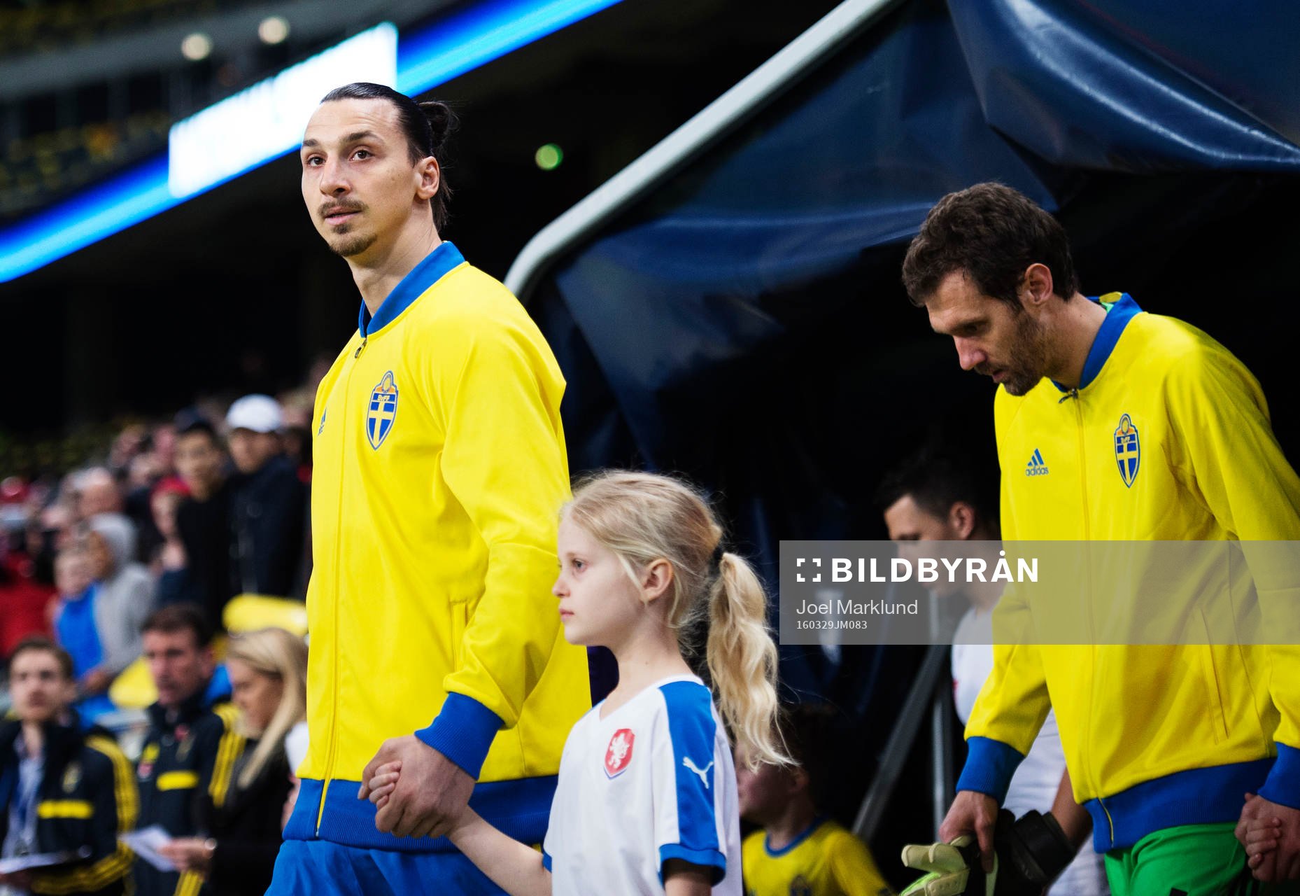Sveriges Zlatan Ibrahimovic och målvakt Andreas Isaksson