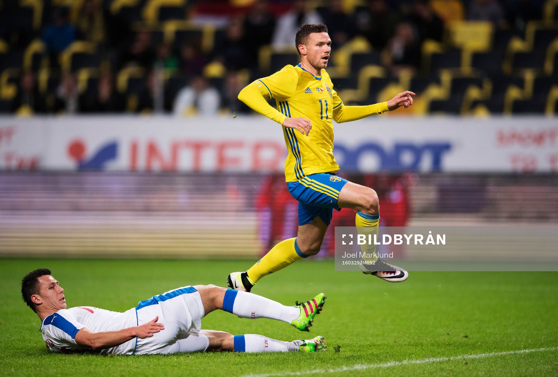 Tjeckiens Marek Suchy och Sveriges Marcus Berg när