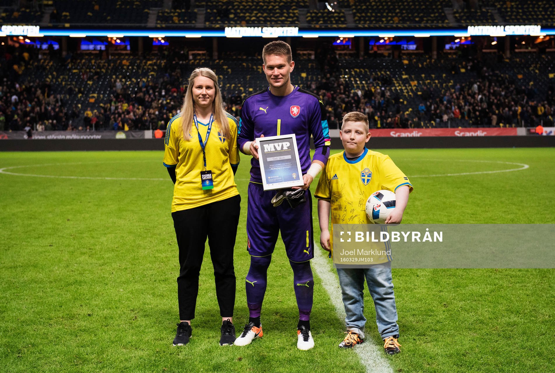 Lovisa Hedin (t v) från Supporterklubben och Johan
