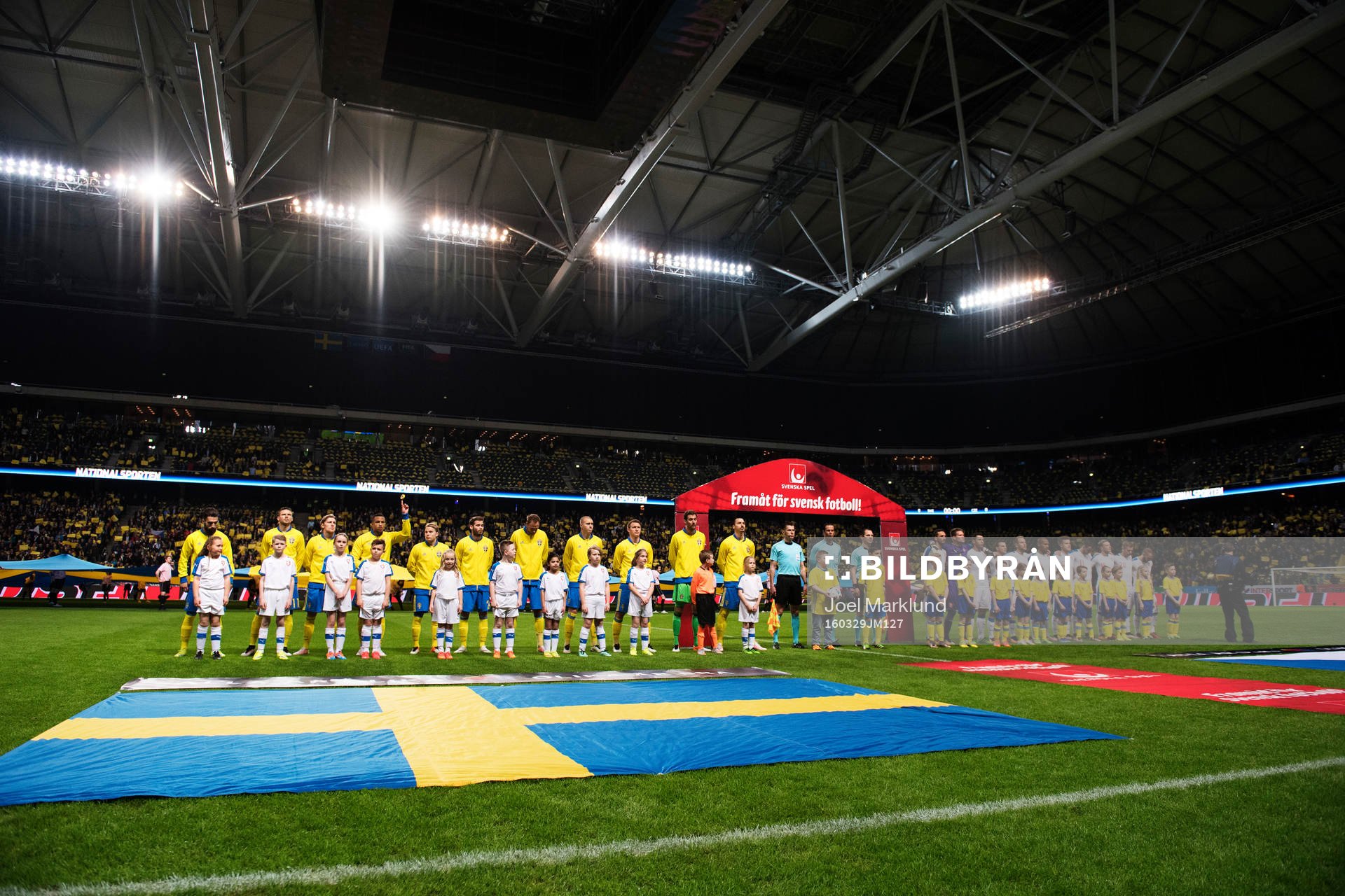 Sveriges och Tjeckiens spelare står uppställda vid