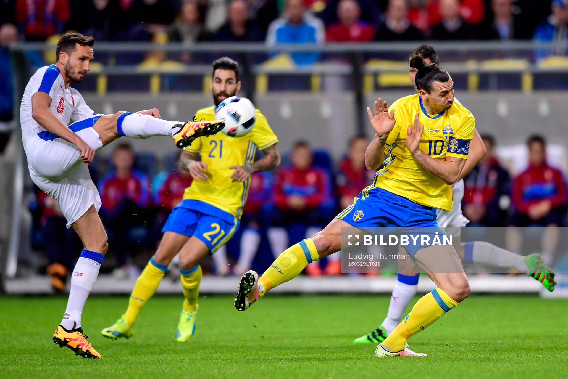 Tjeckiens Tomas Sivok och Sveriges Zlatan Ibrahimovic