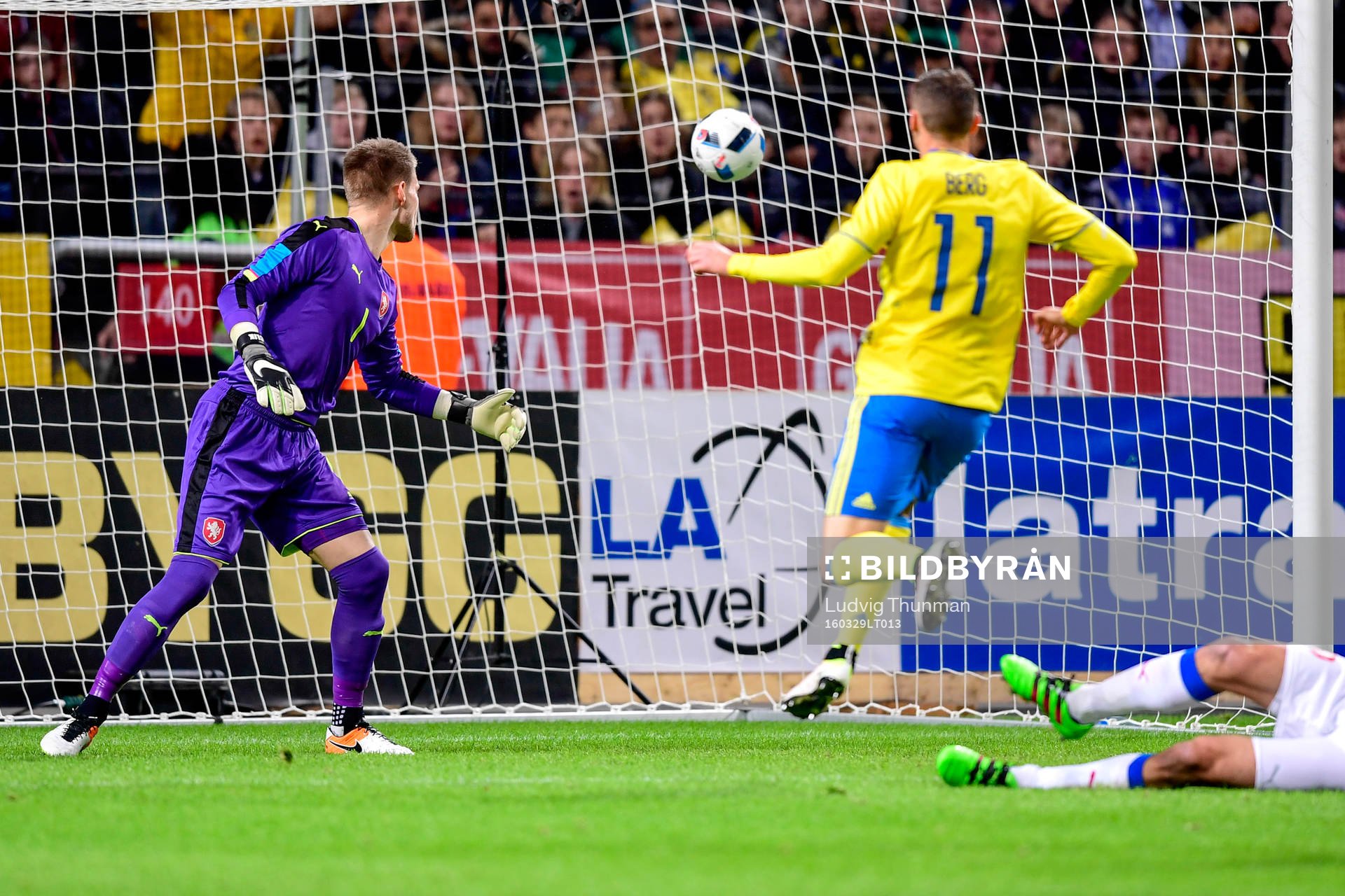 Tjeckiens målvakt Tomas Vaclik ser Sveriges Marcus Berg