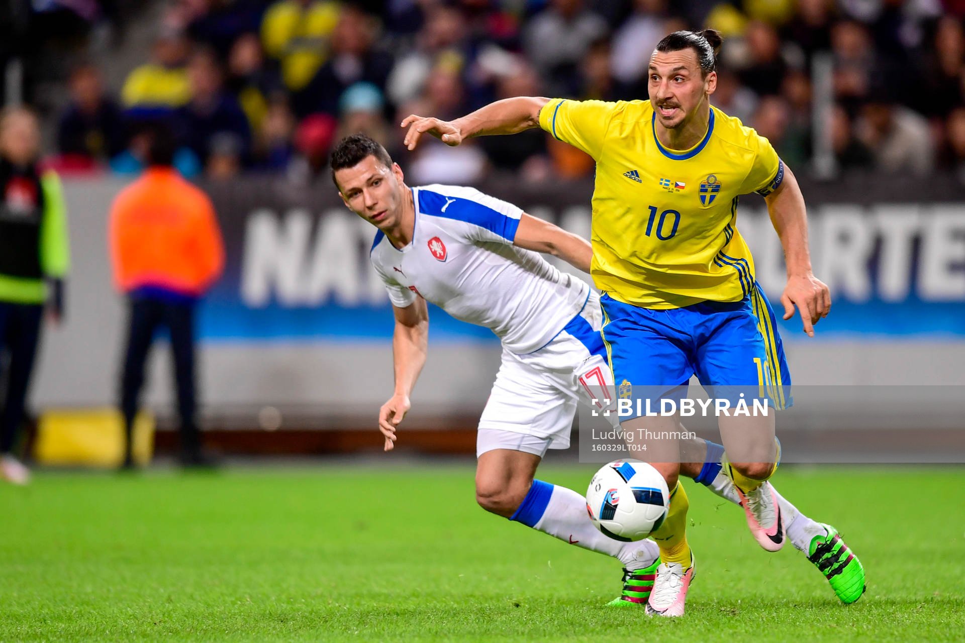 Sveriges Zlatan Ibrahimovic och Tjeckiens Marek Suchy