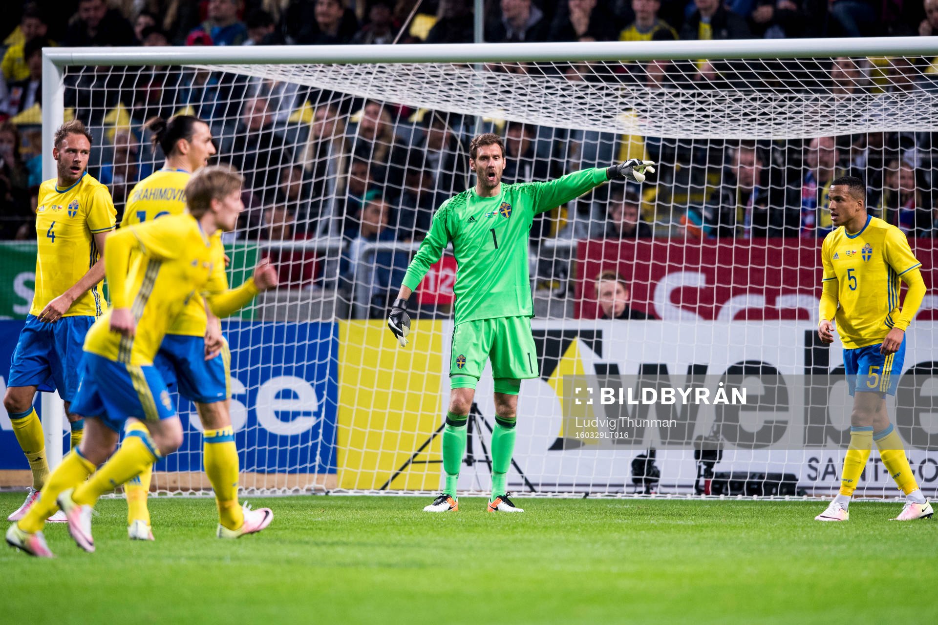 Sveriges målvakt Andreas Isaksson dirigerar