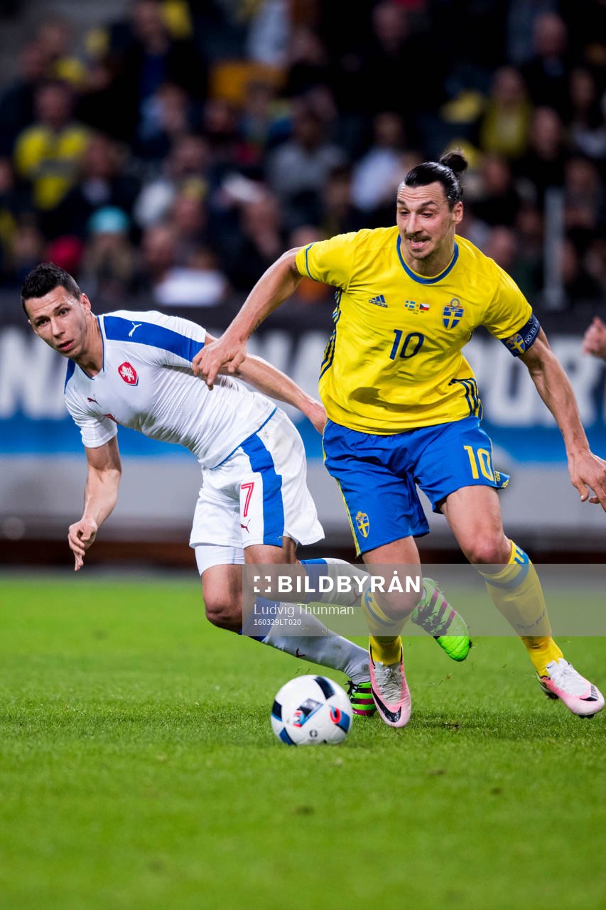 Sveriges Zlatan Ibrahimovic tar sig förbi Tjeckiens Marek