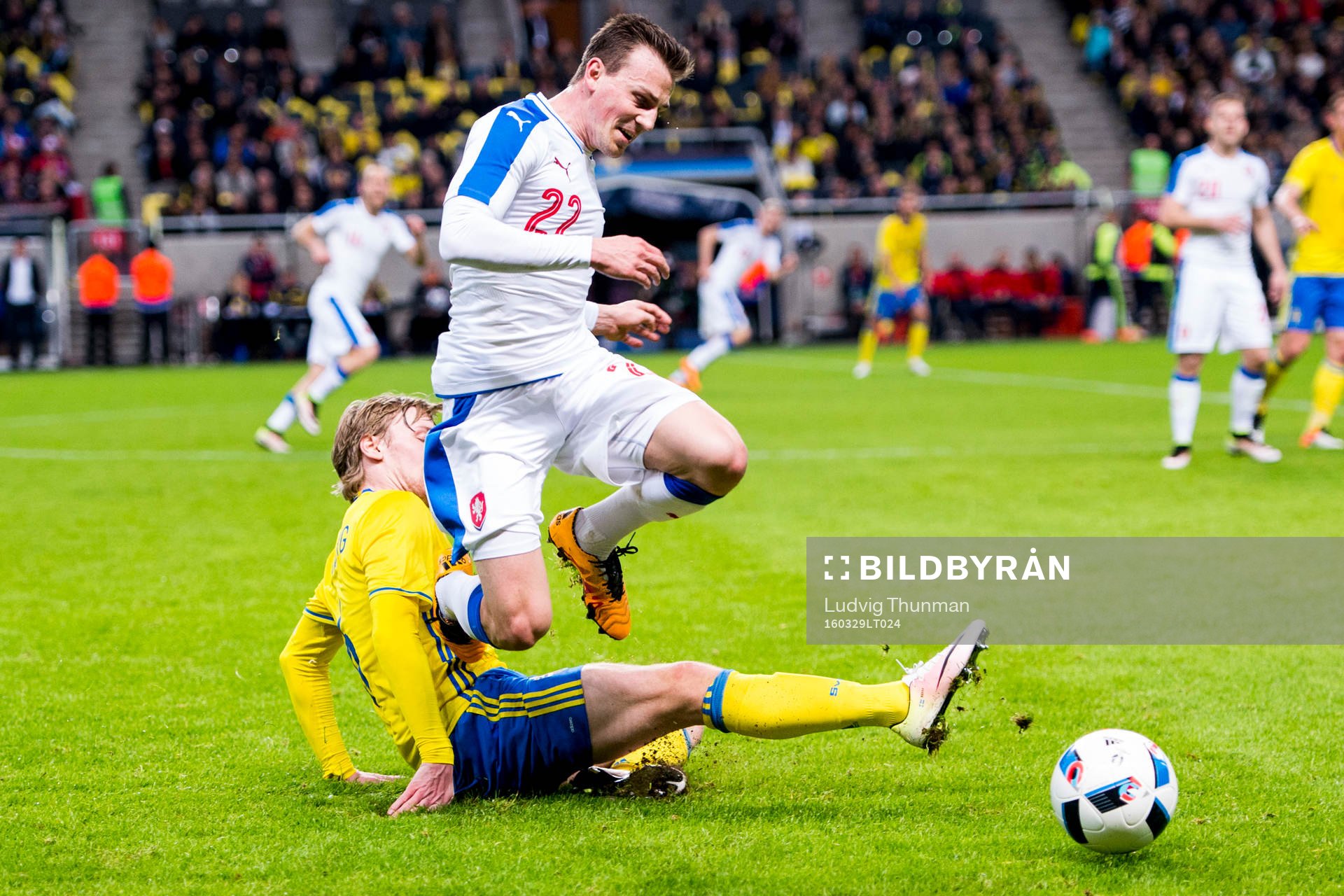 Tjeckiens Vladimir Darida och Sveriges Emil Forsberg