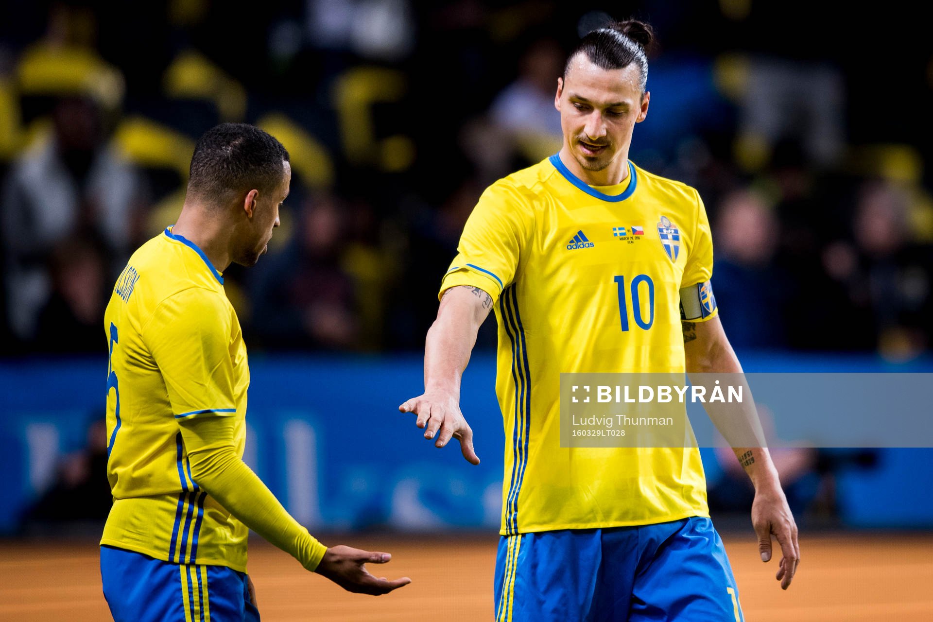 Sveriges Martin Olsson och Zlatan Ibrahimovic firar Marcus Berg (ej i bild) gjort 1-0 under fotbollsmatchen mellan Sverige och Tjeckien den 29 mars i Stockholm.