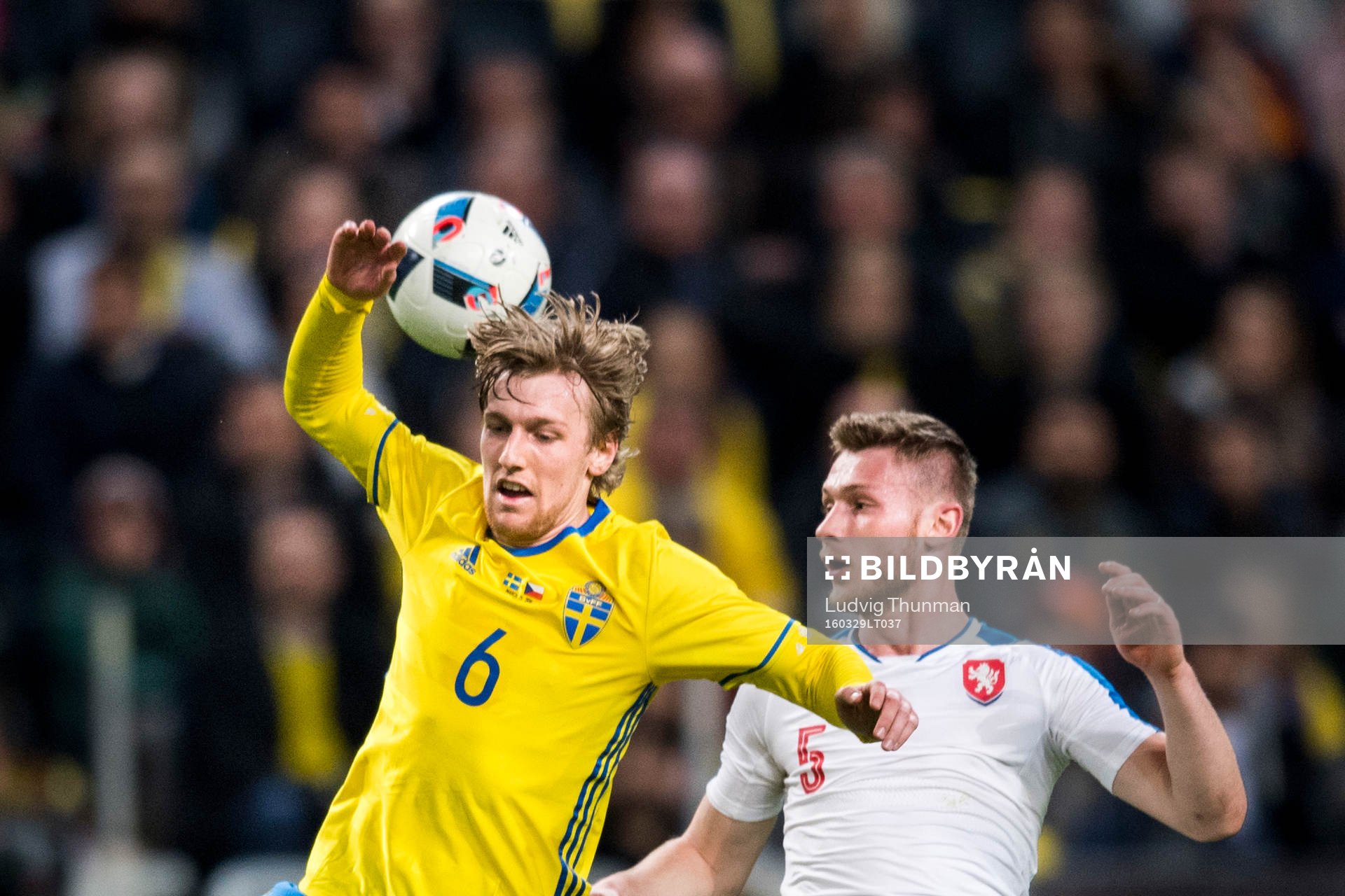 Sveriges Emil Forsberg och Tjeckiens Jakub Brabec under fotbollsmatchen mellan Sverige och Tjeckien den 29 mars i Stockholm.