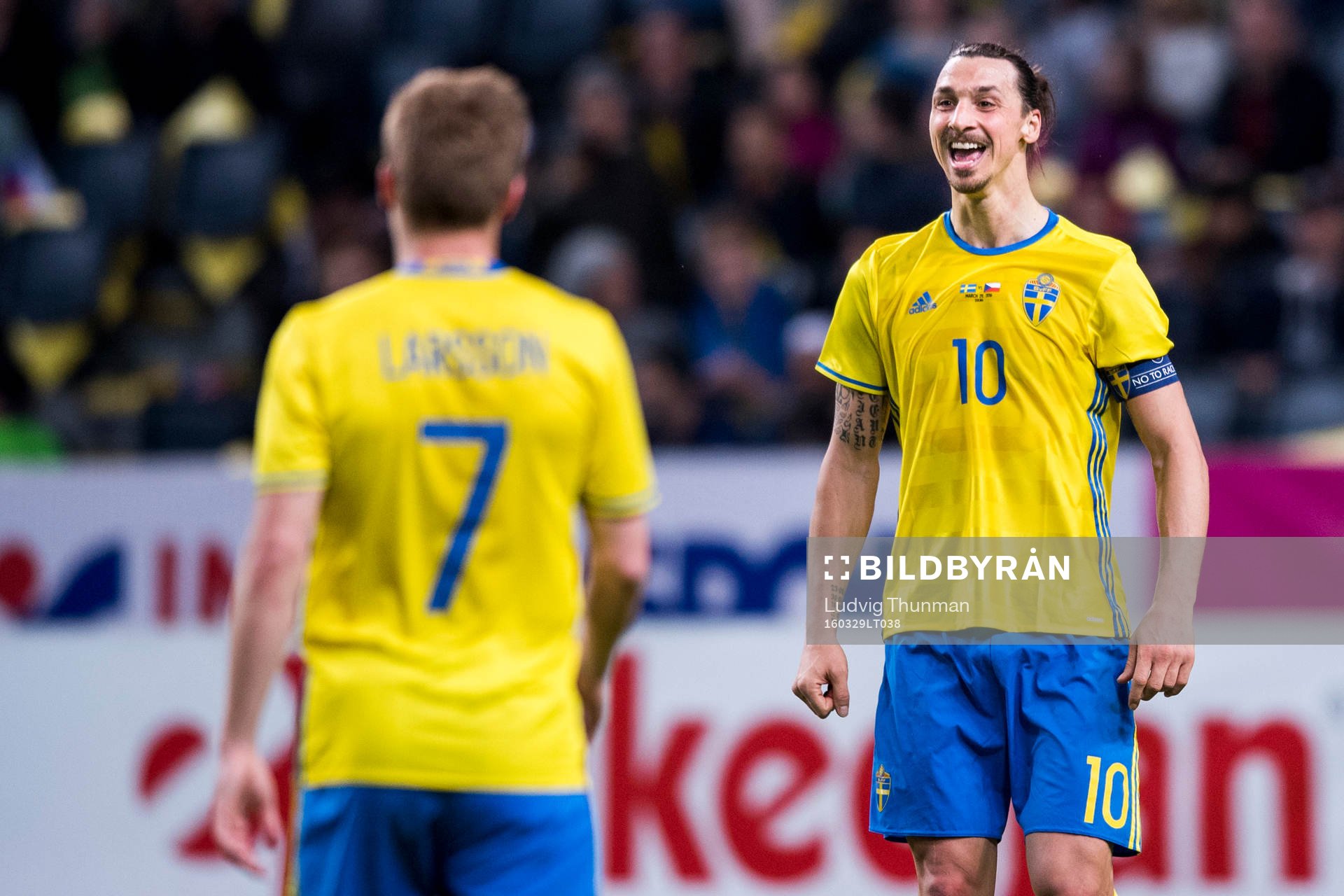 Sveriges Zlatan Ibrahimovic och Sebastian Larsson