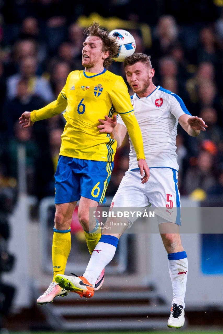 Sveriges Emil Forsberg i nickduell med Tjeckiens Jakub Brabec under fotbollsmatchen mellan Sverige och Tjeckien den 29 mars i Stockholm.