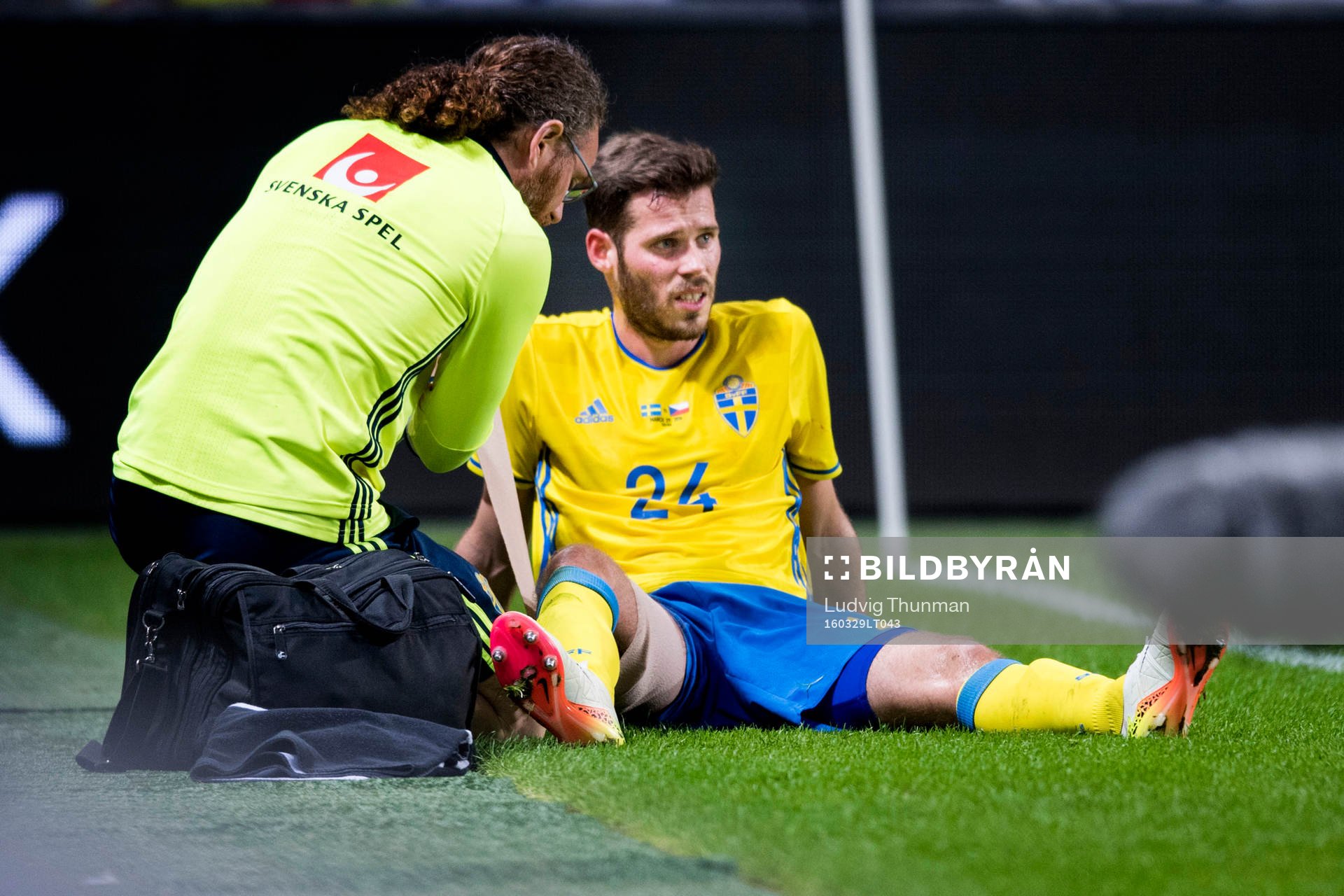 Sveriges Emil Salomonsson får vård på sidlinjen