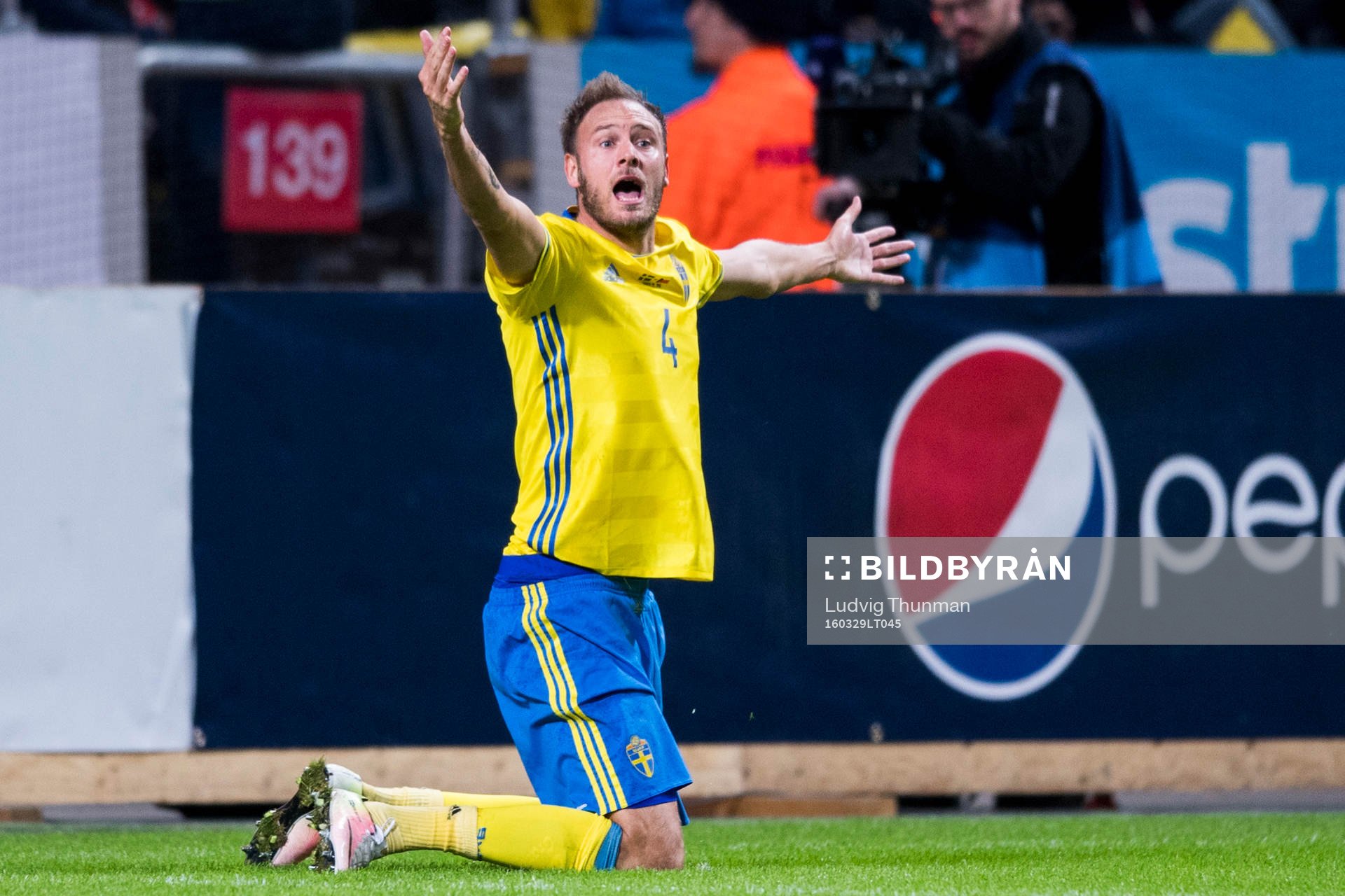 Sveriges Andreas Granqvist gestikulerar