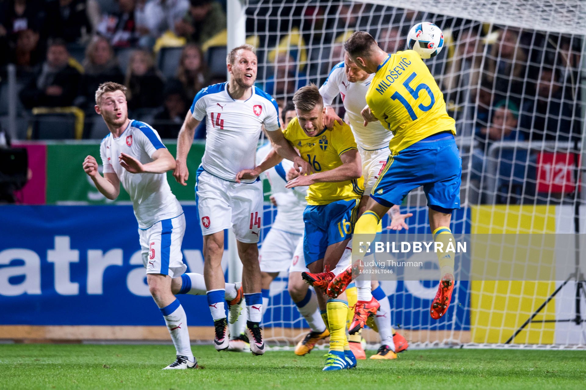 Sveriges Alexander Milosevic nickar framför Pontus