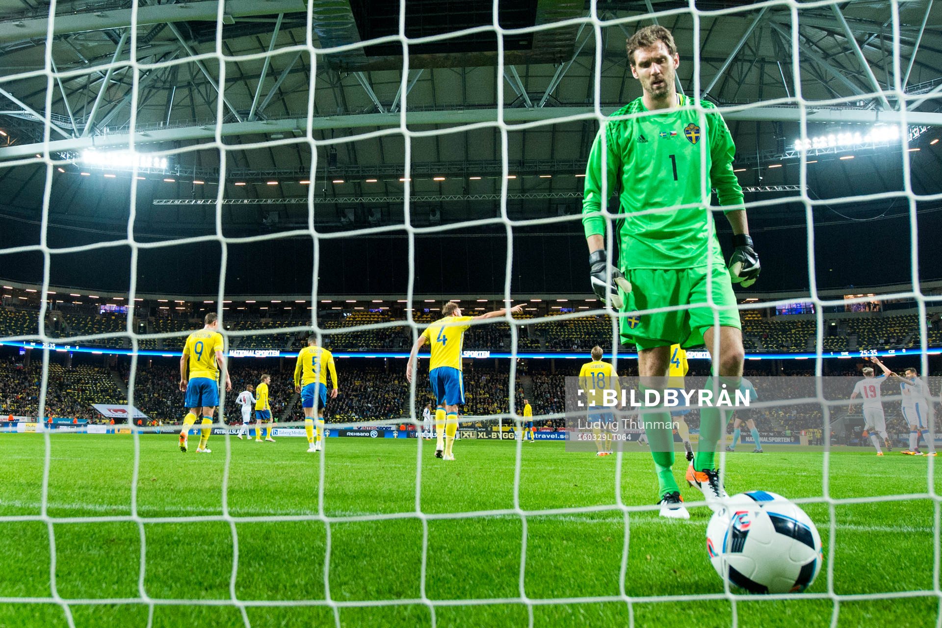 Sveriges målvakt Andreas Isaksson deppar