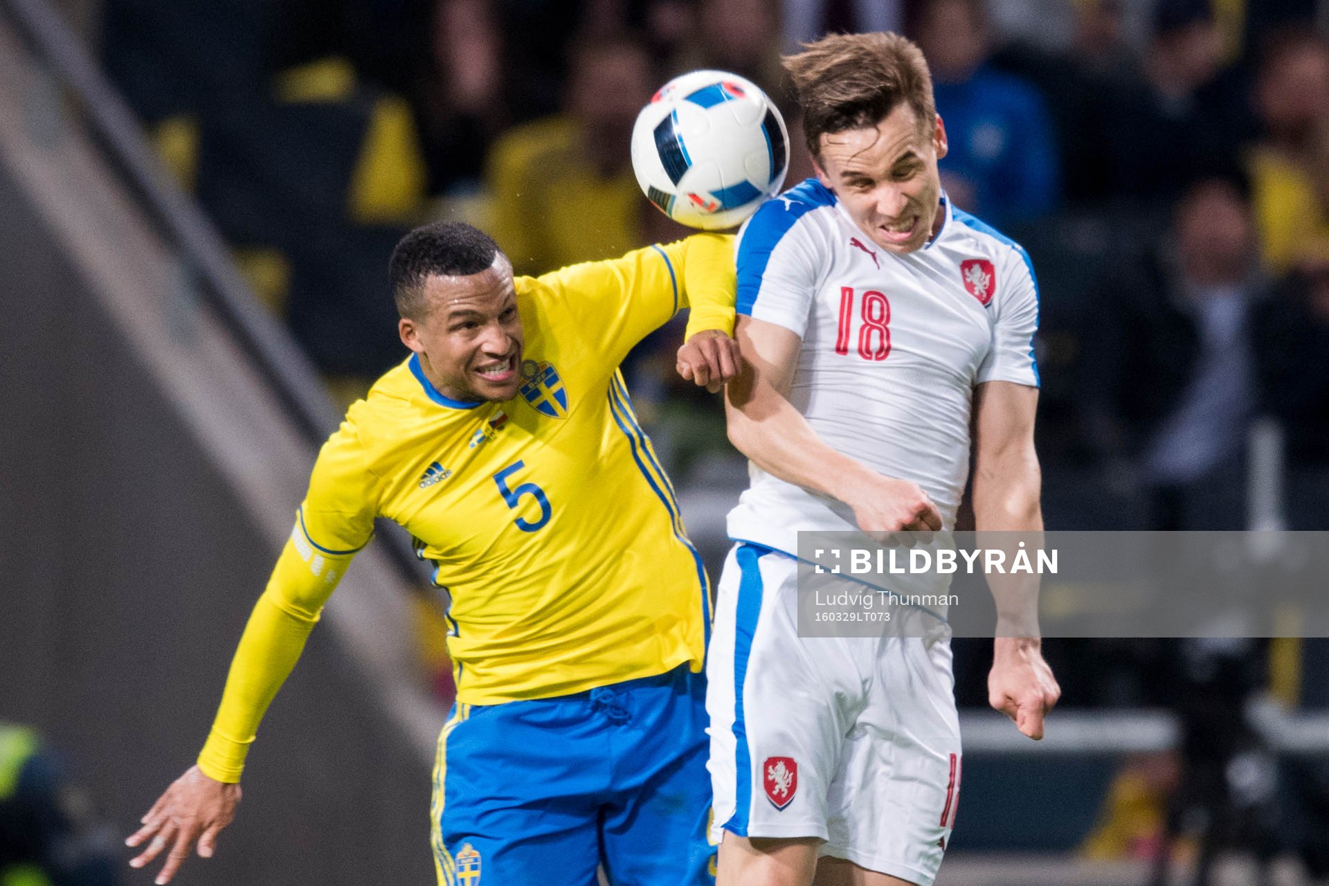 Sveriges Martin Olsson i kamp om bollen med Tjeckiens Josef