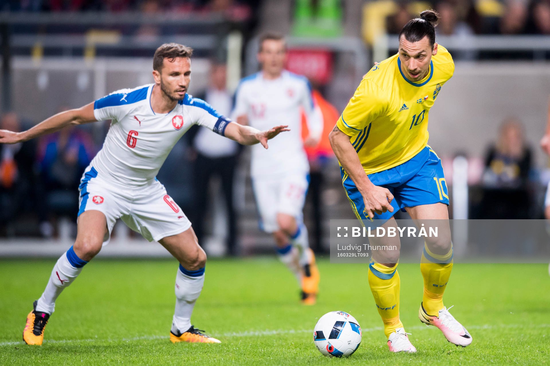 Sveriges Zlatan Ibrahimovic jagas av Tjeckiens Tomas Sivok