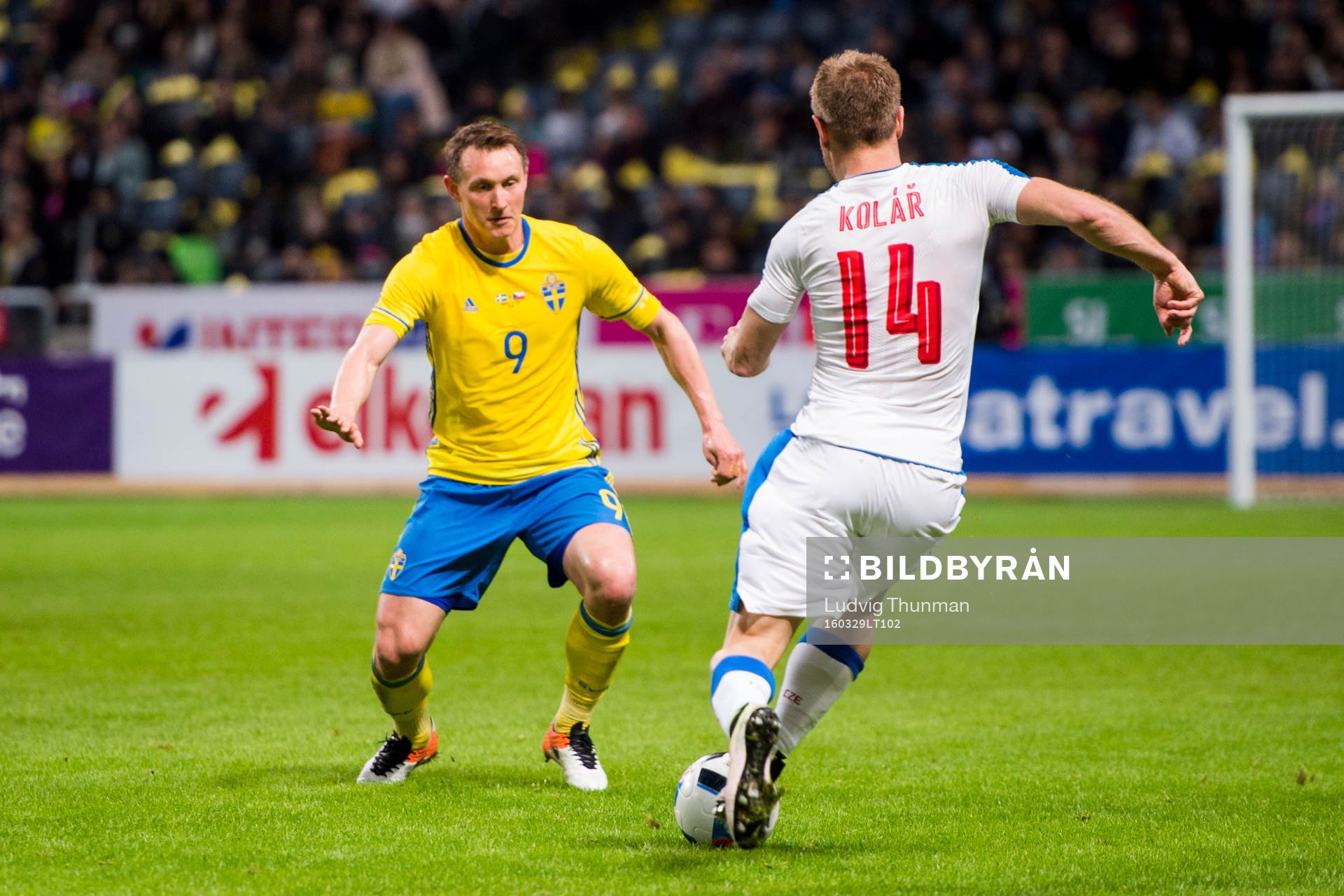 Sveriges Kim Källström bevakar Tjeckiens Daniel Kolar under fotbollsmatchen mellan Sverige och Tjeckien den 29 mars i Stockholm.