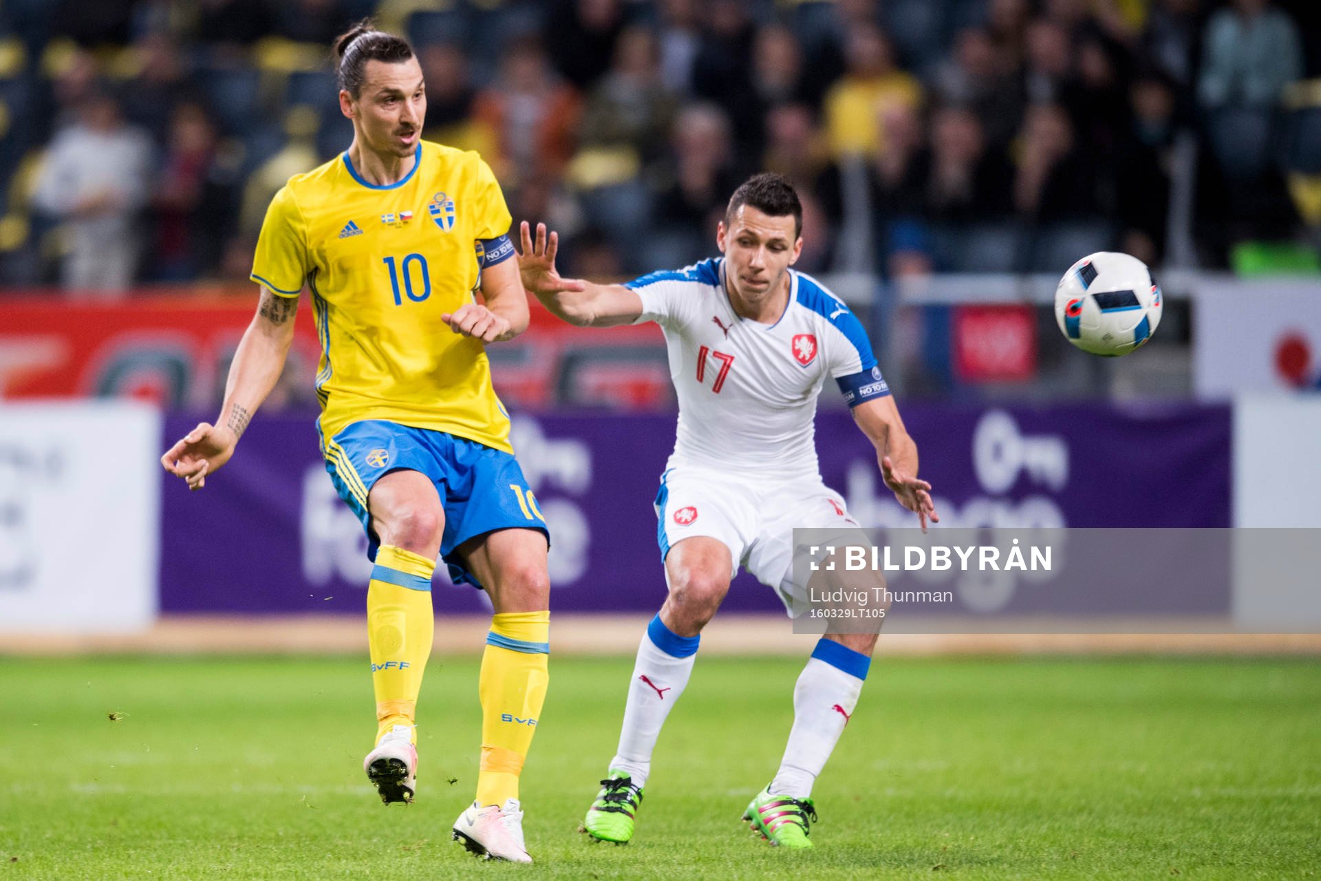 Sveriges Zlatan Ibrahimovic och Tjeckiens Marek Suchy