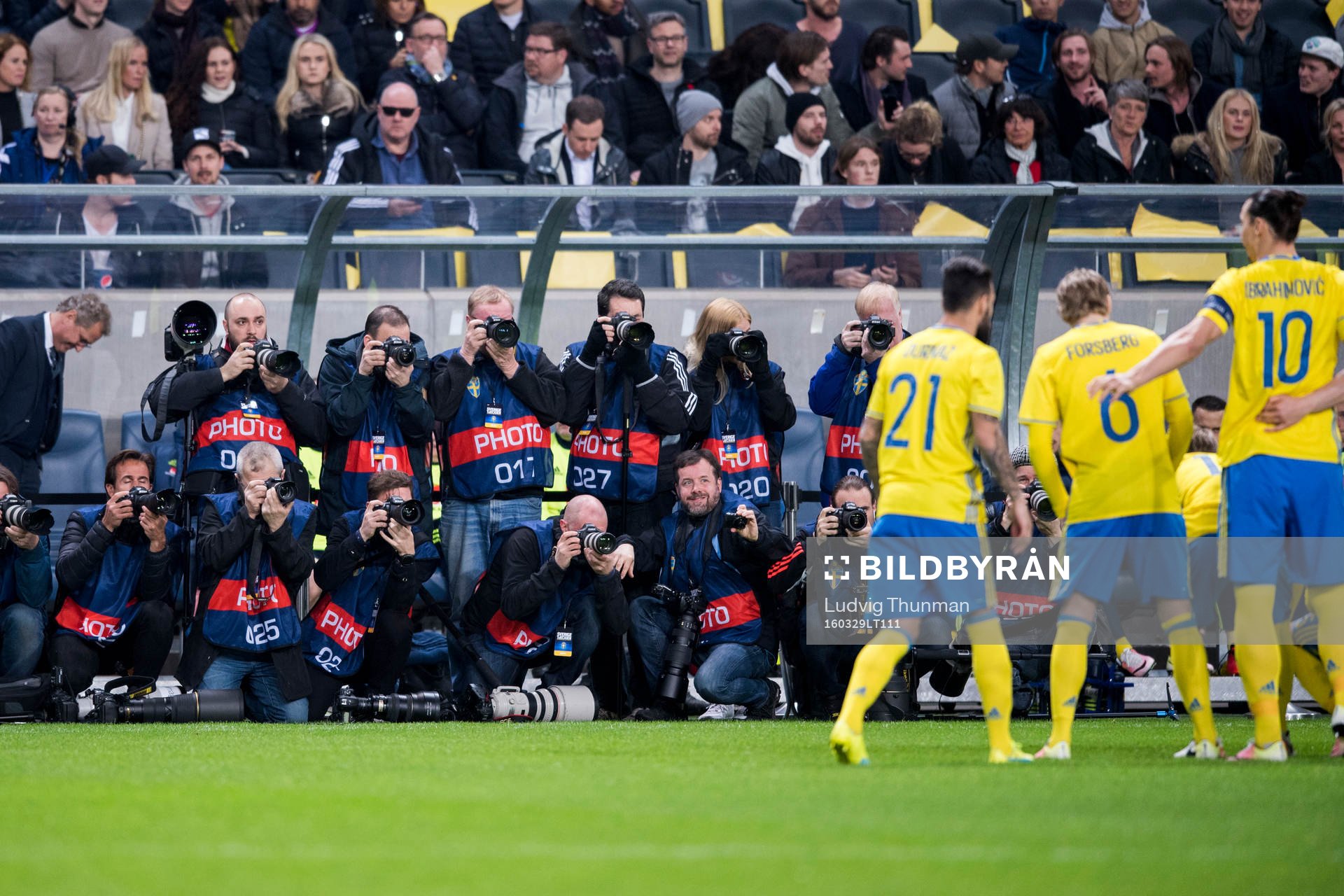 Fotografer förbereder sig för att ta en lagbild på
