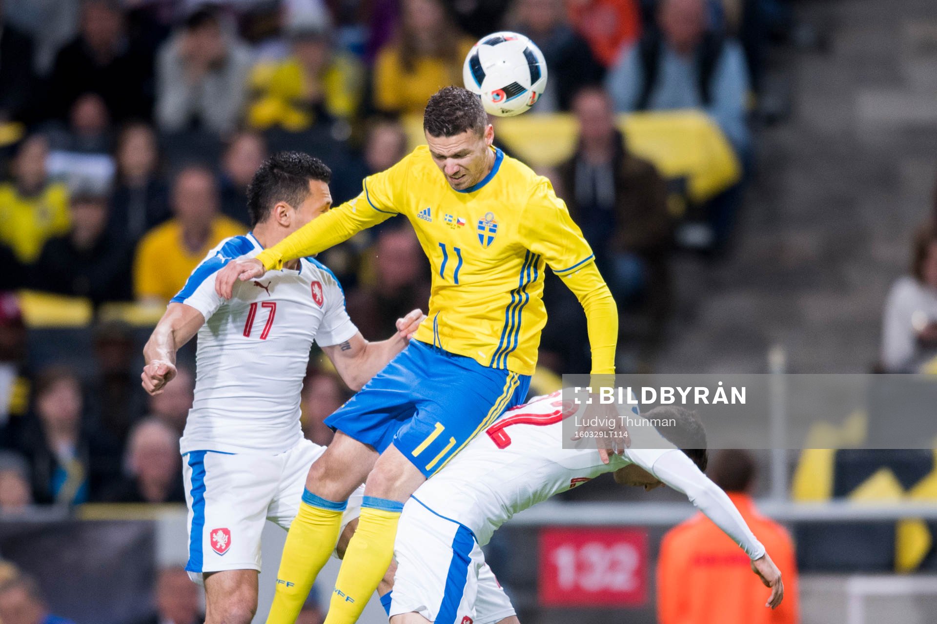 Sveriges Marcus Berg nickar över Tjeckiens Marek Suchy och