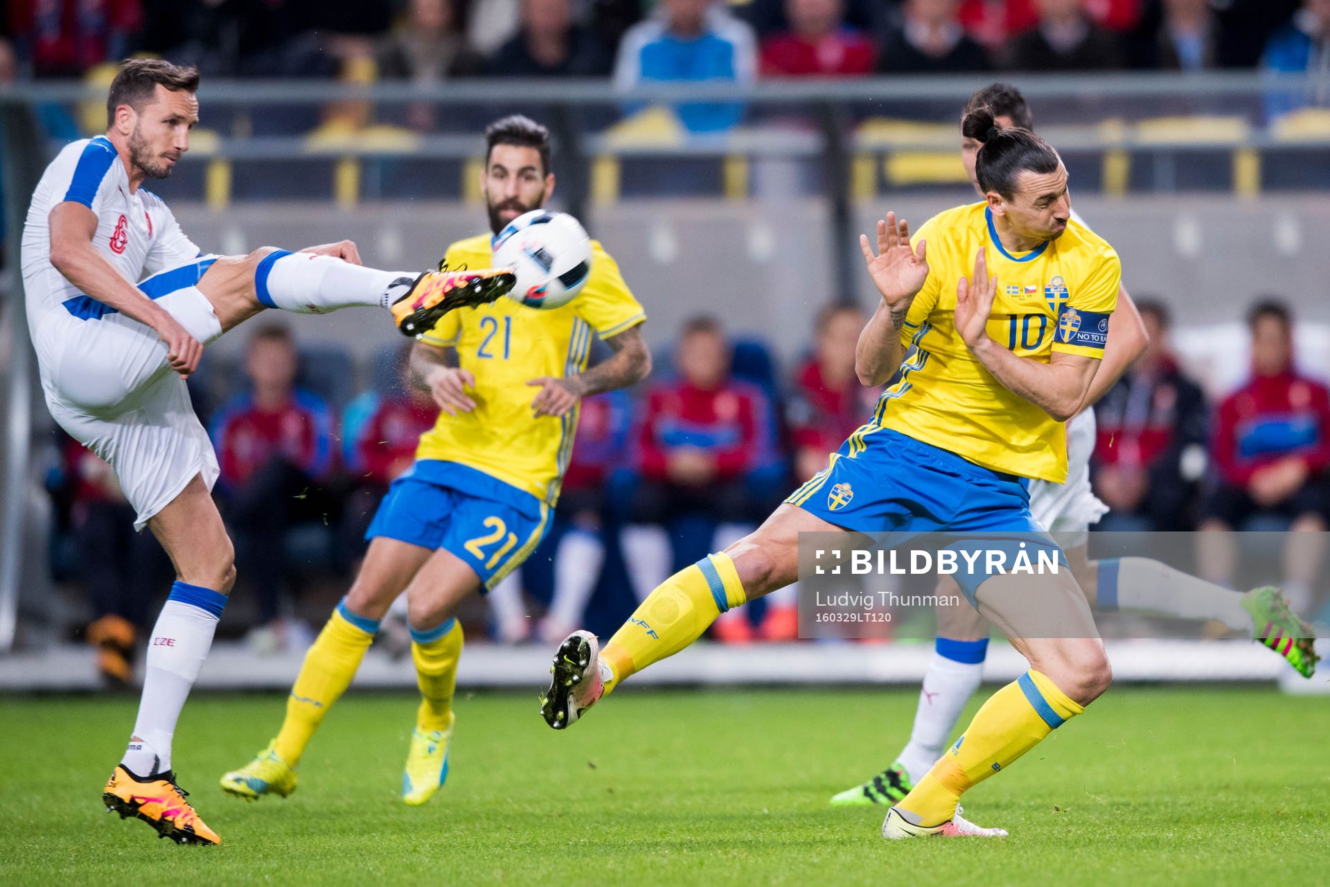 Sveriges Zlatan Ibrahimovic sätter upp händerna mot Tjeckiens Tomas Sivok under fotbollsmatchen mellan Sverige och Tjeckien den 29 mars i Stockholm.