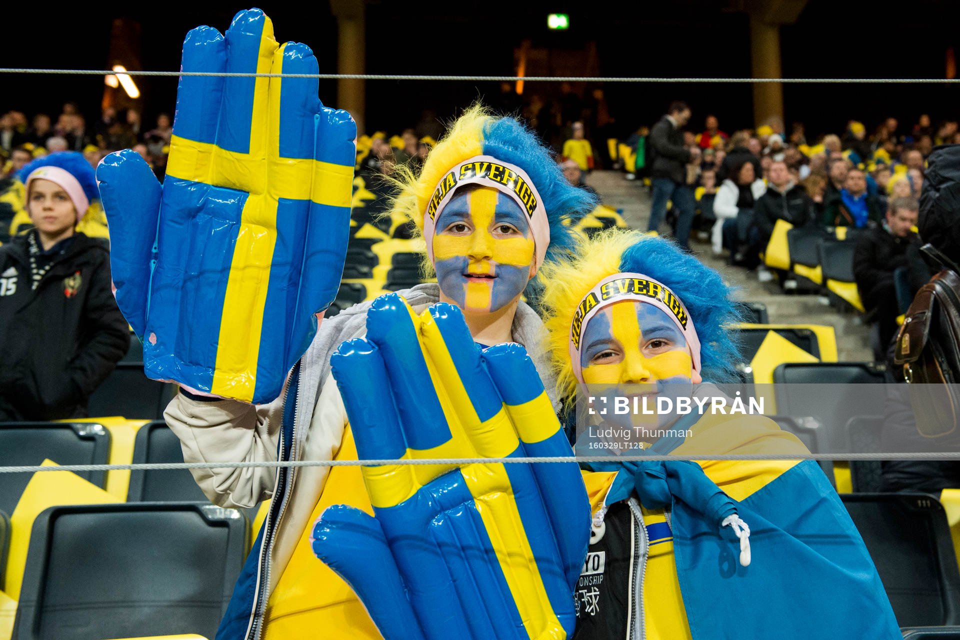 Två unga ansiktsmålade supportrar
