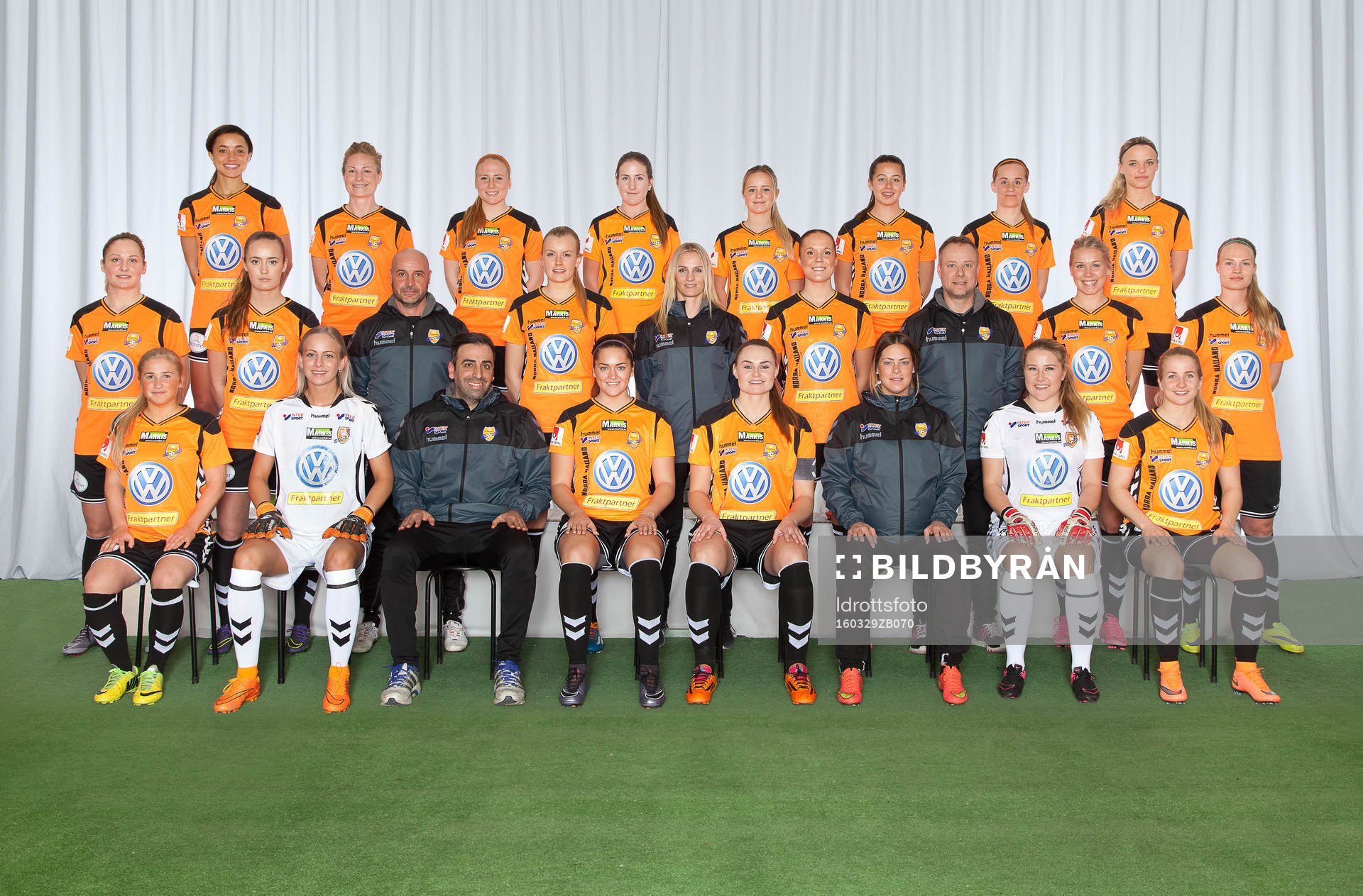 Lagbild för Kungsbacka den 29 mars 2016 i Kungsbacka. Bakre ledet fr. v. Bianca Jones, Lina Reinl, Anna Larsson, Ronja Cronvall, Ebba Gustafsson, Cornelia Kapocs, Amanda Svesson, Maja Henriksson. Mittenledet fr. v. Karin Lundin, Ronja Henriksson, Thomas Garnold, Emelie Liljered, Petra Lundquist, Ida Pettersson, Thomas Nässlin, Mimmi Asperot, Julia Strahl. Sittande fr. v. Ida Strömblad, Fanny Lund, Jamal EL Moussaoui, Julia Wahlberg, Lina Gerhardsson, Johanna Almgren, Johanna Jostedal, Kristin Svensson.