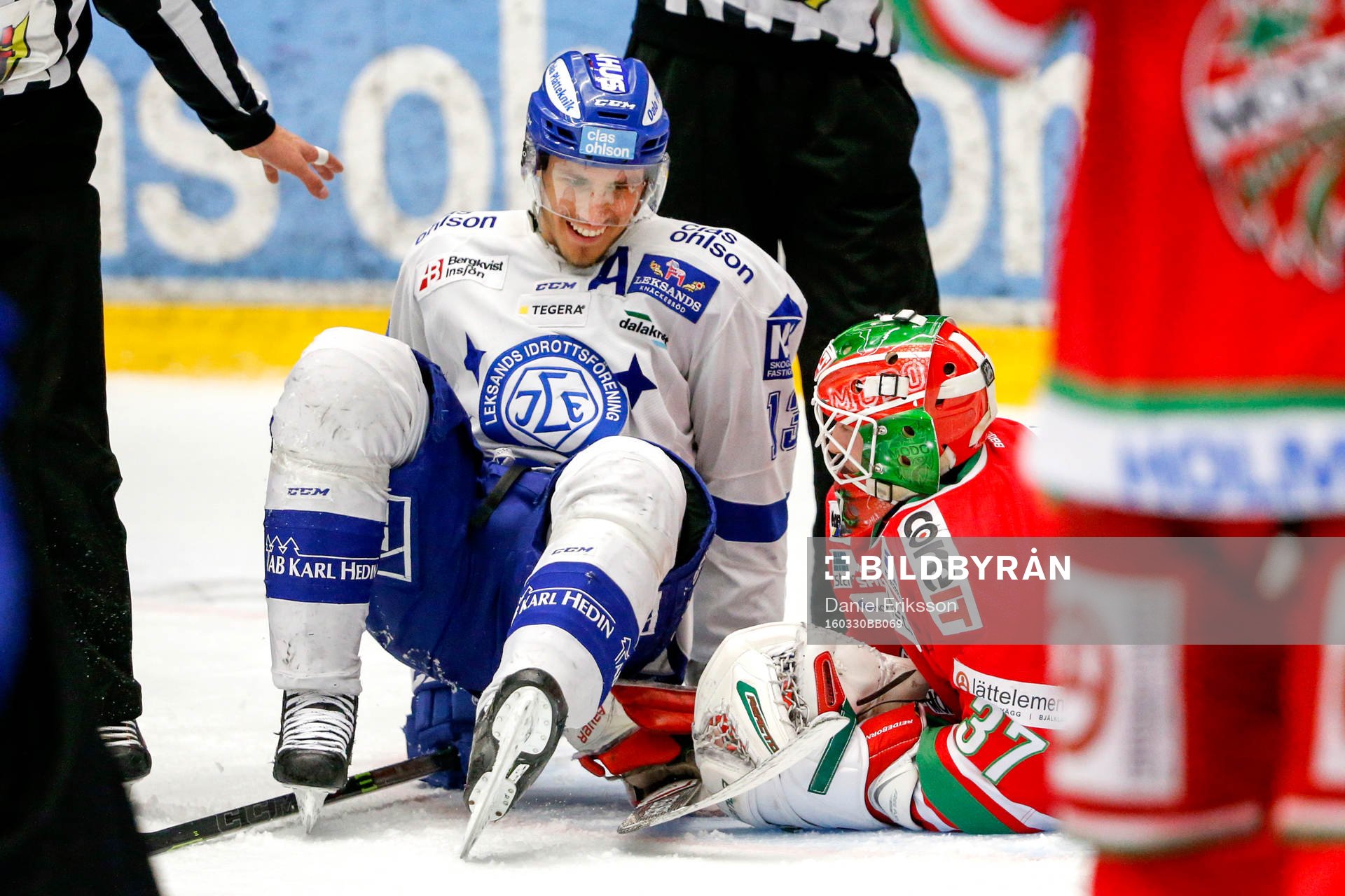 Leksands Jon Knuts och Modos målvakt Adam Reideborn