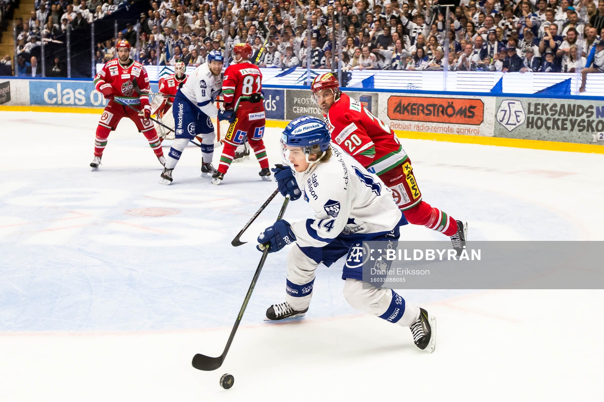 Leksands Oskar Lang med pucken jagas av Modos Joel