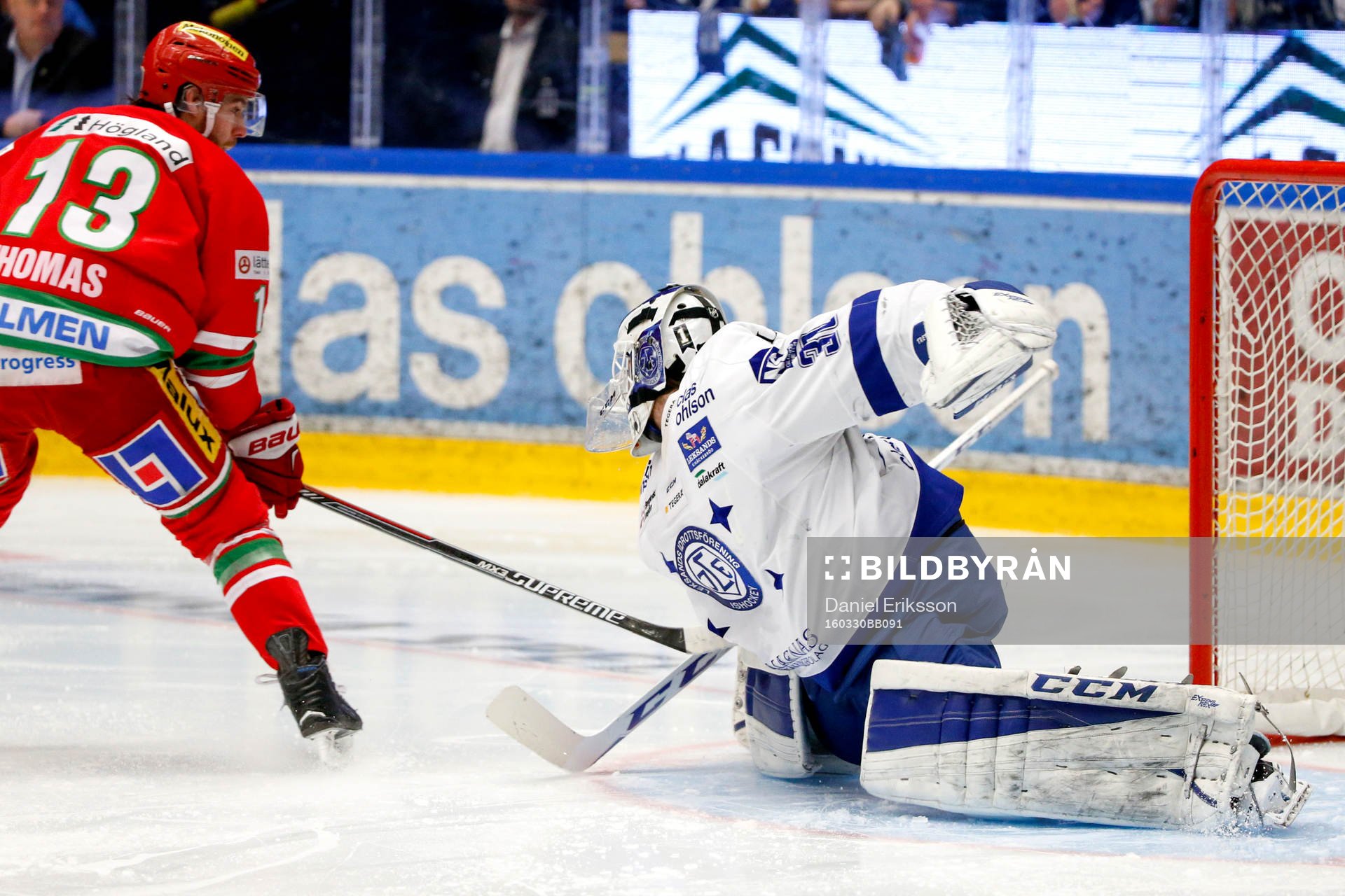 Modos Bill Thomas kommer fri mot Leksands målvakt Henrik