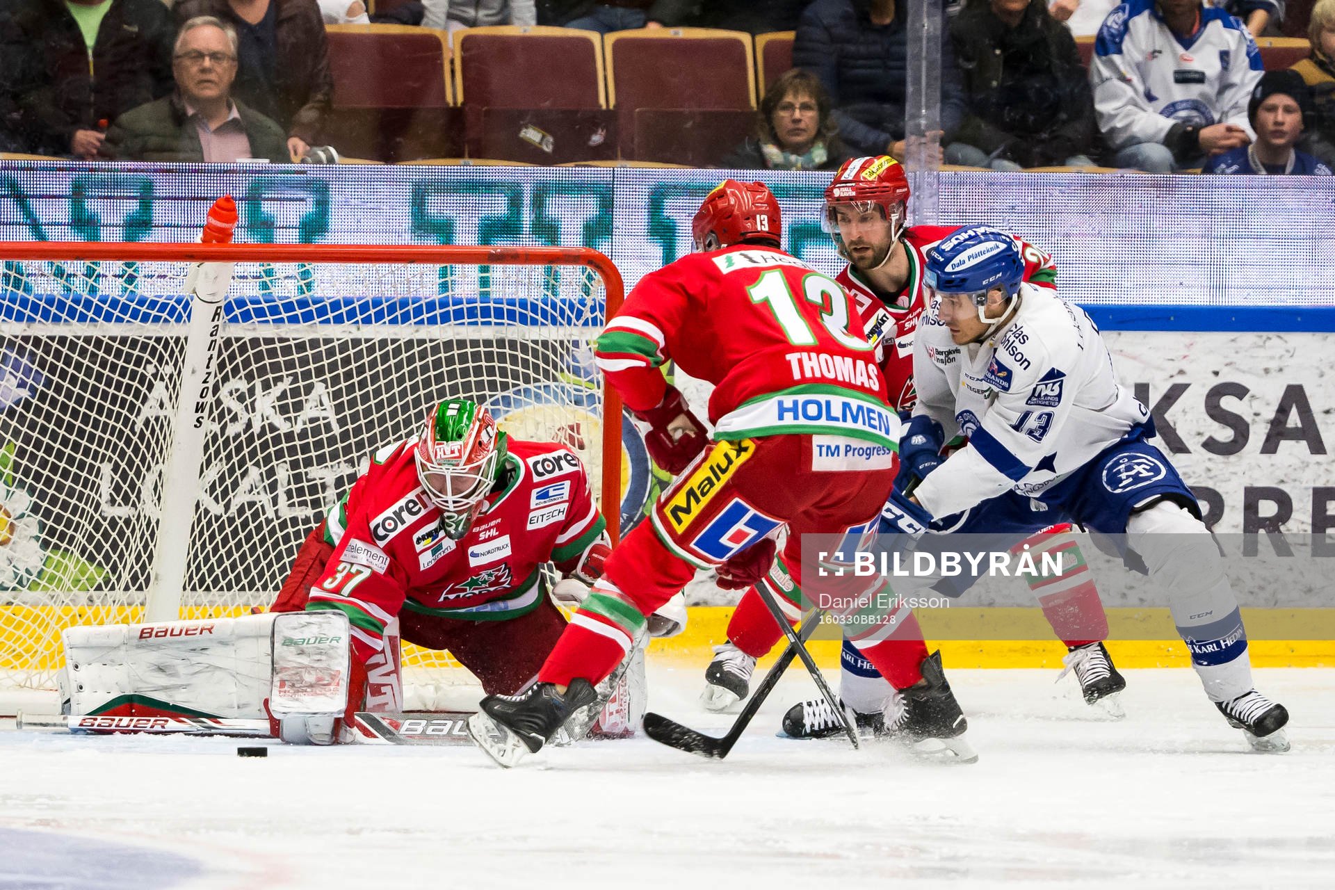 chans för Leksands Jon Knuts framför Modos målvakt Adam
