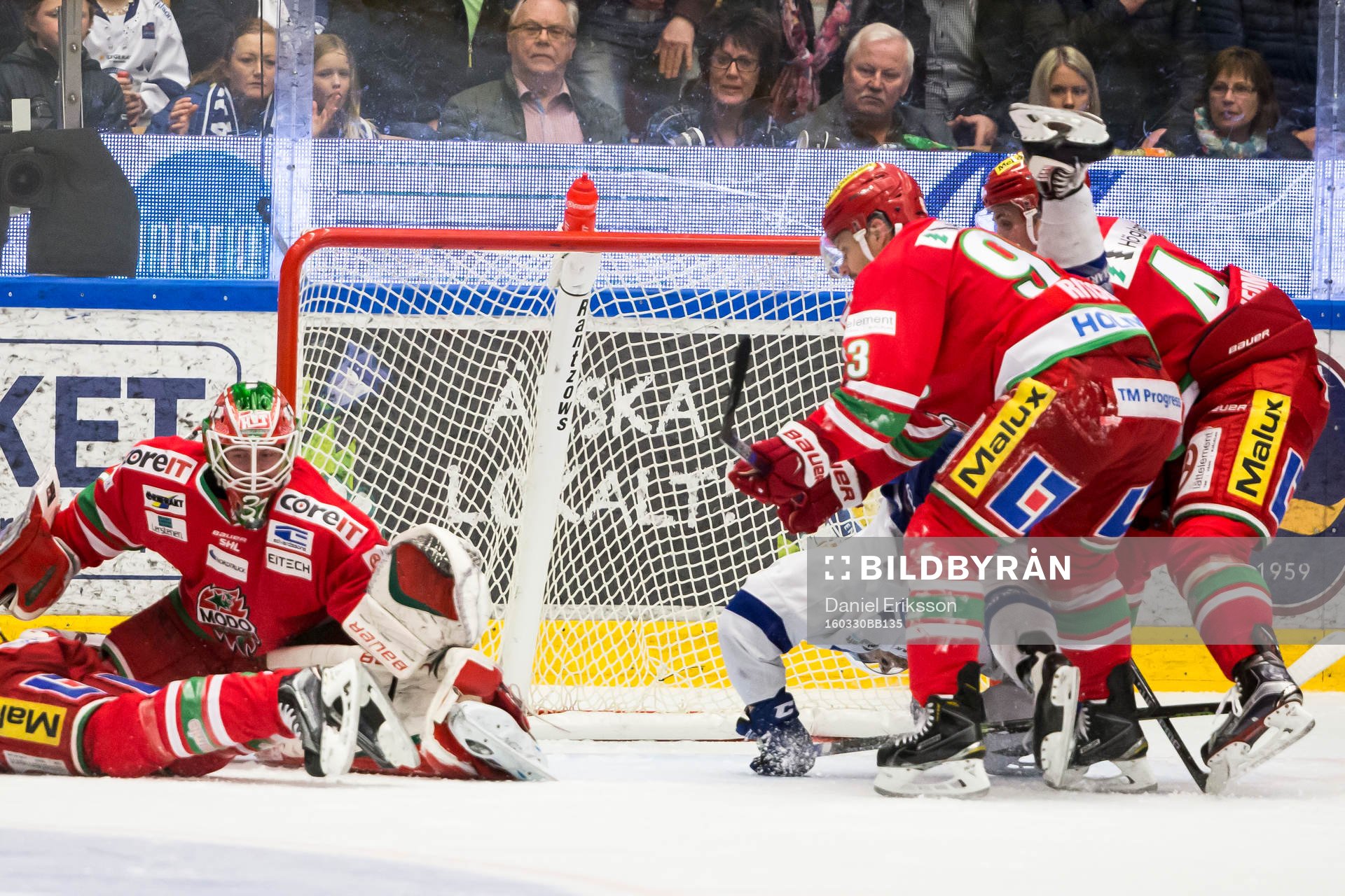 Leksands Brock Montpetit tagkalas av Modos Byron Ritchie