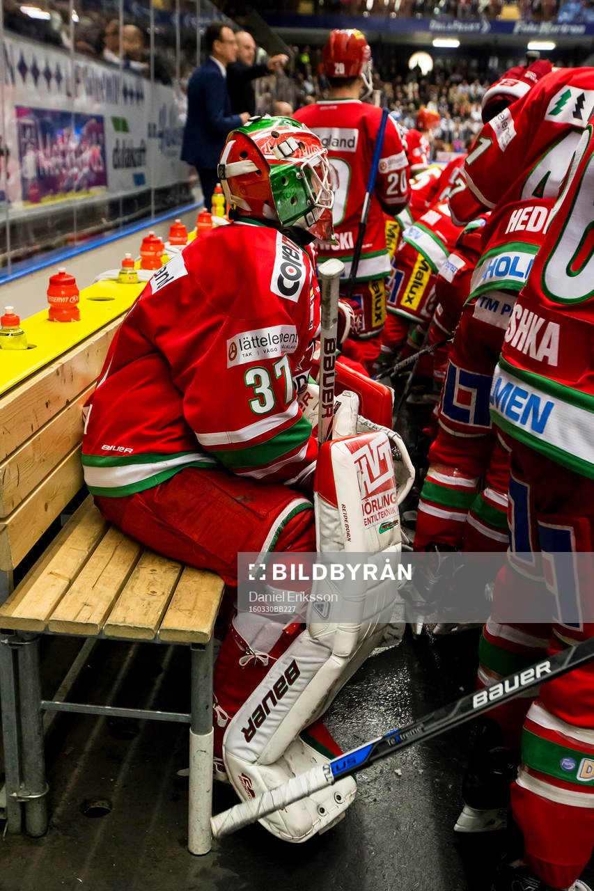 Modos målvakt Adam Reideborn i båset i ishockeymatchen i