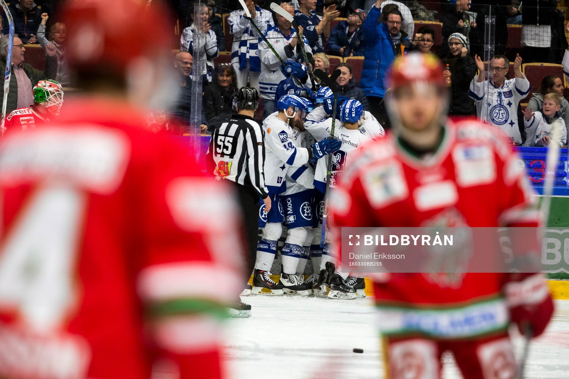 Leksands spelarna jublar i ishockeymatchen i kvalet  till