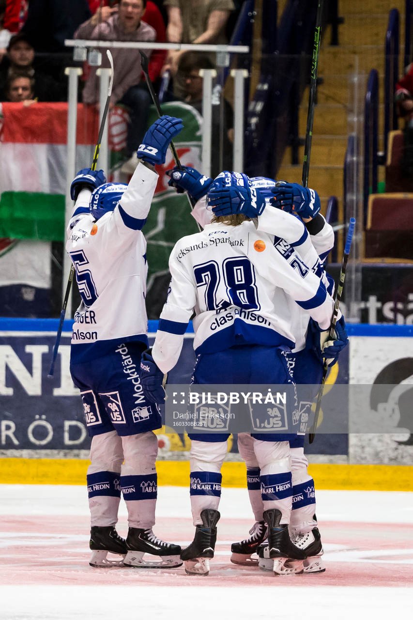 Leksands spelarna jublar i ishockeymatchen i kvalet  till