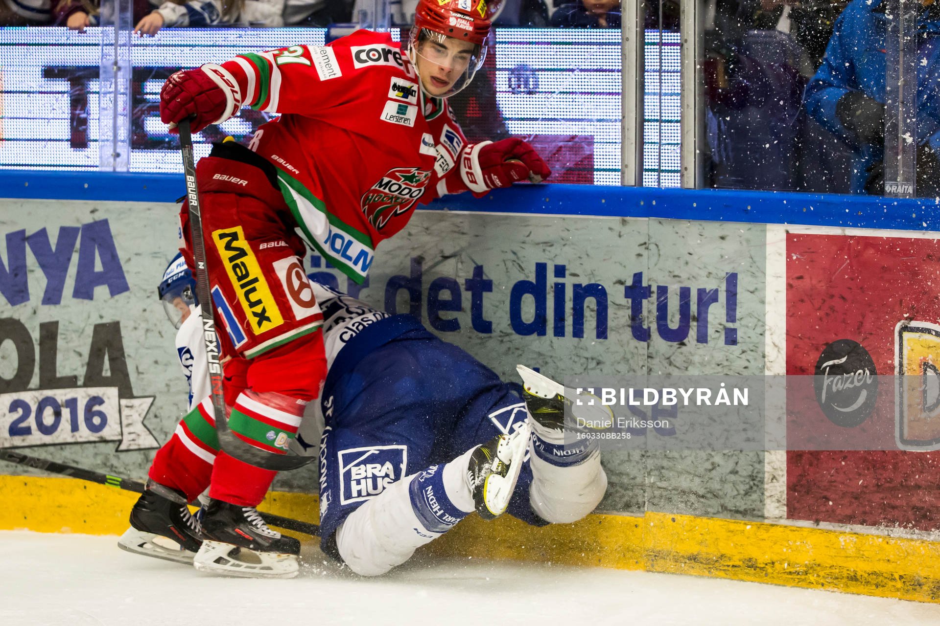 Leksands Jonas Frögren tacklas av Modos Gustav Possler   i