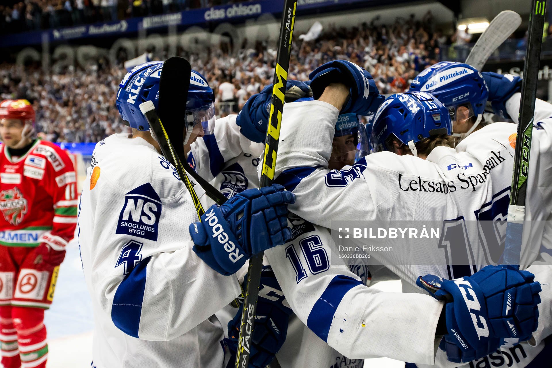 Leksands spelarna jublar i ishockeymatchen i kvalet  till