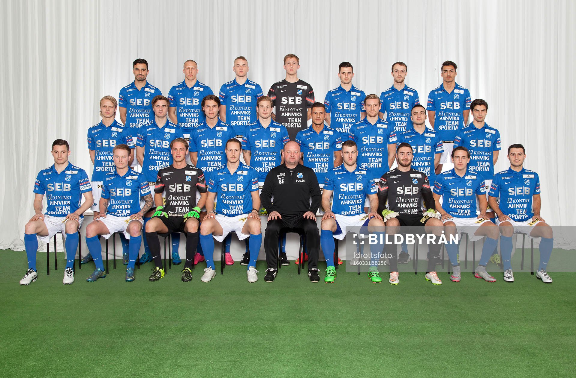 Lagbild för Norrby den 31 mars 2016 i Borås. Bakre ledet fr. v. Briar Faraj, Krystian Sarzynski, Adam Ståhl, Johan Nilsson, Kadir Hodzic, Kresnik Asllani, Abbas Mohamad. Mittenledet fr. v. Philip Rosberg Apelqvist, Andreas Dahlqvist, Simon Jarl, Nicklas Savolainen, Gzim Istrefi, Kristoffer Strömberg, Kardo Aso Omar, Victor Rotting. Sittande fr. v. Nino Osmanagic, Hampus Gustavsson, Robin Holmer, Marcus Översjö, Simon Eriksson tränare, Medi Dresevic, Mergim Krasniqi, Timmie Roininen, Fehim Smajlovic.