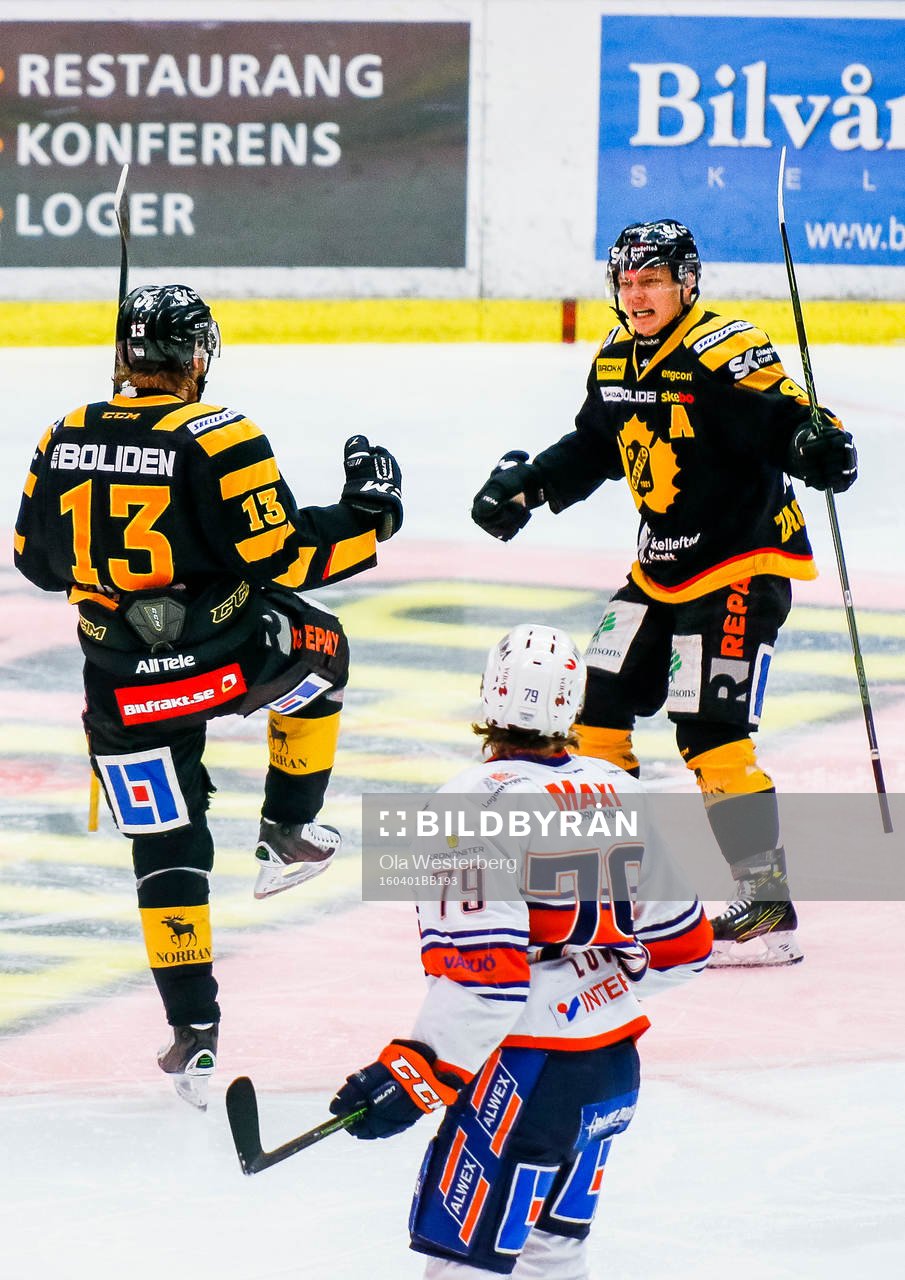 Skellefteås Mattias Ritola och Patrik Zackrisson jublar