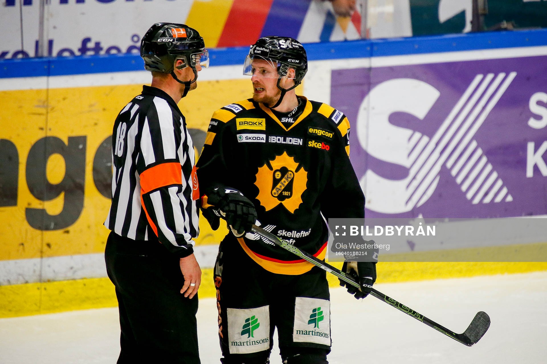 Skellefteås Martin Lundberg i samtal med domaren Mikael