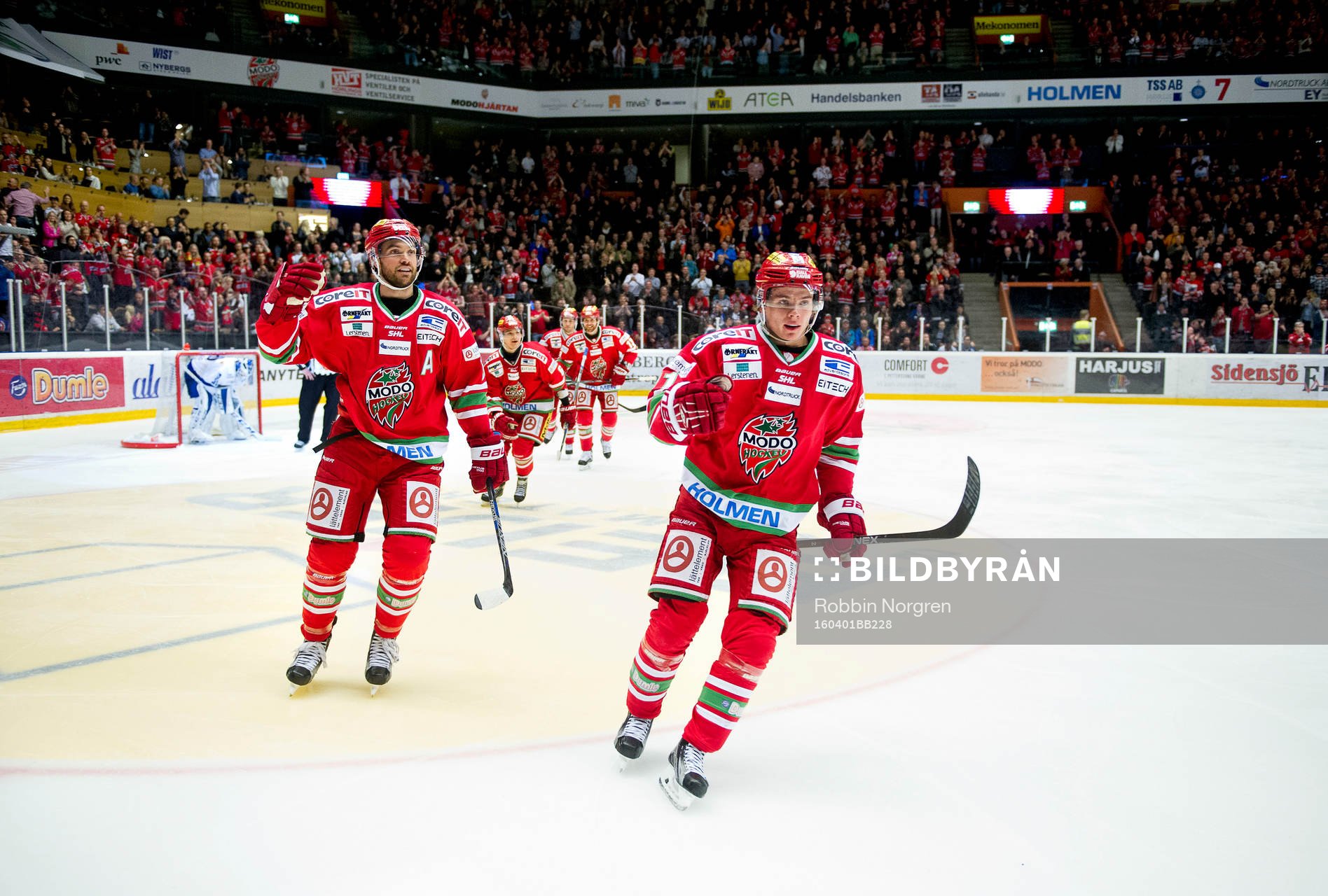 Modos Noah Welch och Victor Olofsson jublar
