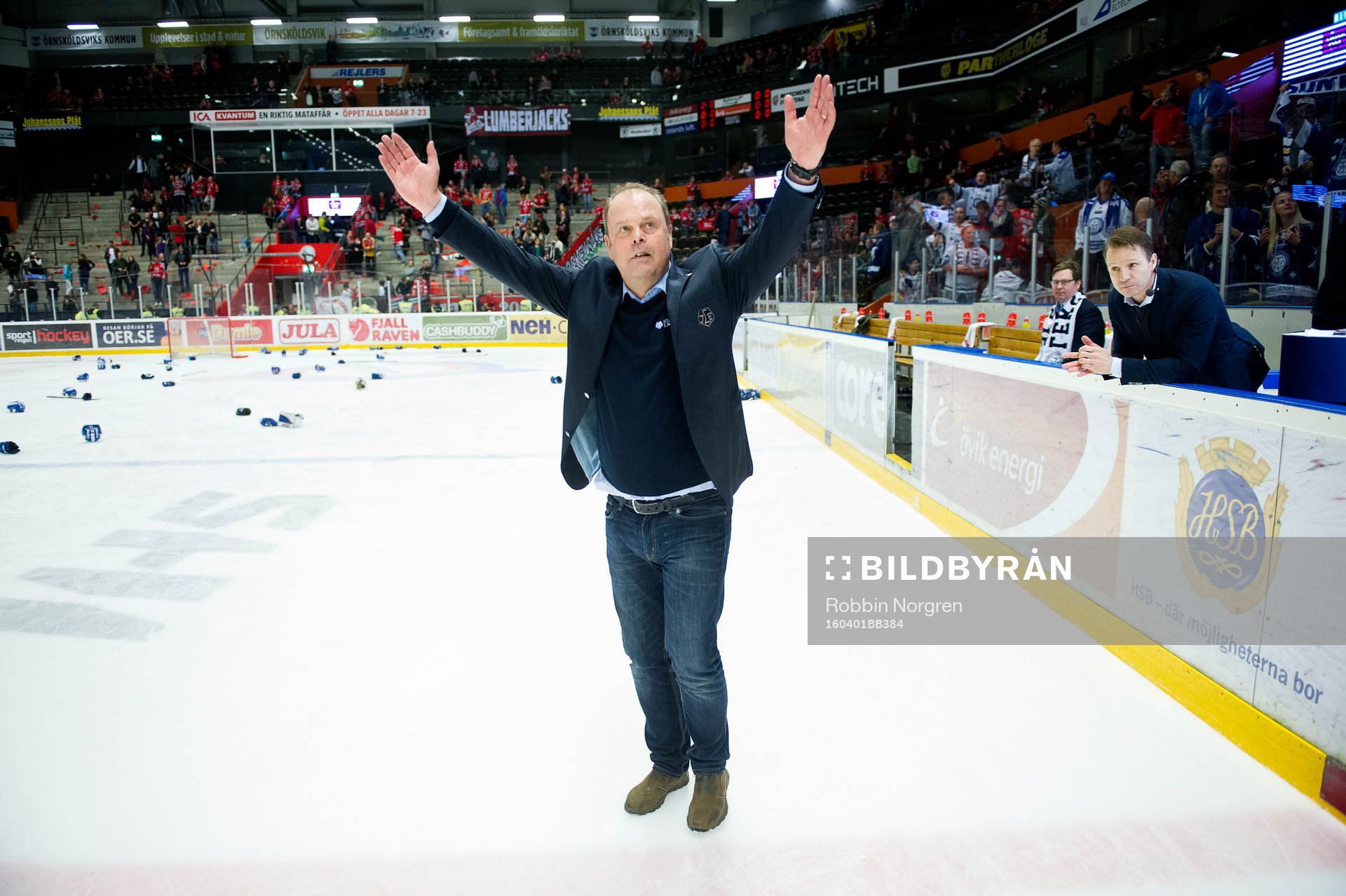 Leksands tränare Per-Erik Johnsson jublar